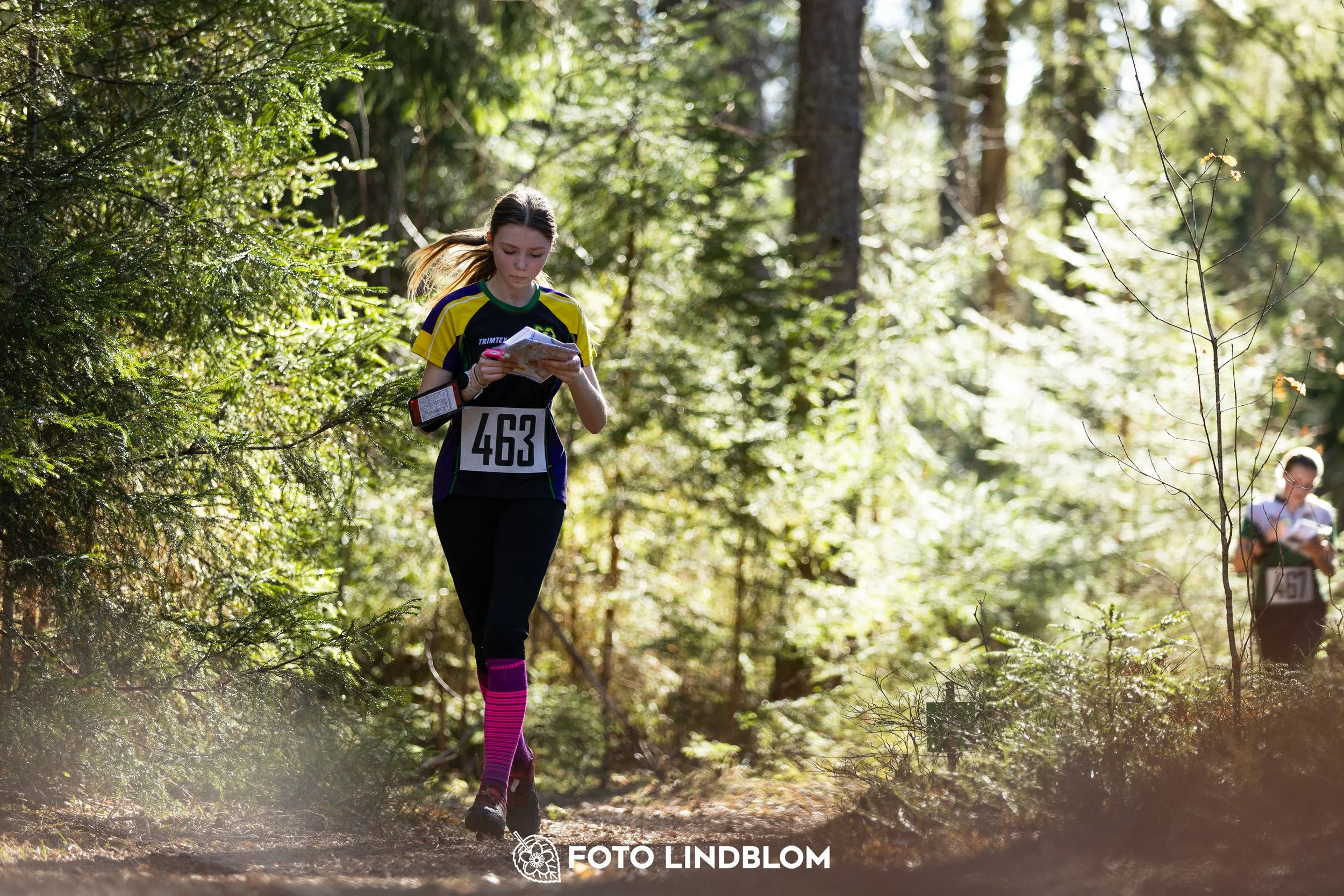 Photo of participants during the 2026 Nyköpingsorienteringen event in Sweden, taken in forest terrain by Foto Lindblom.