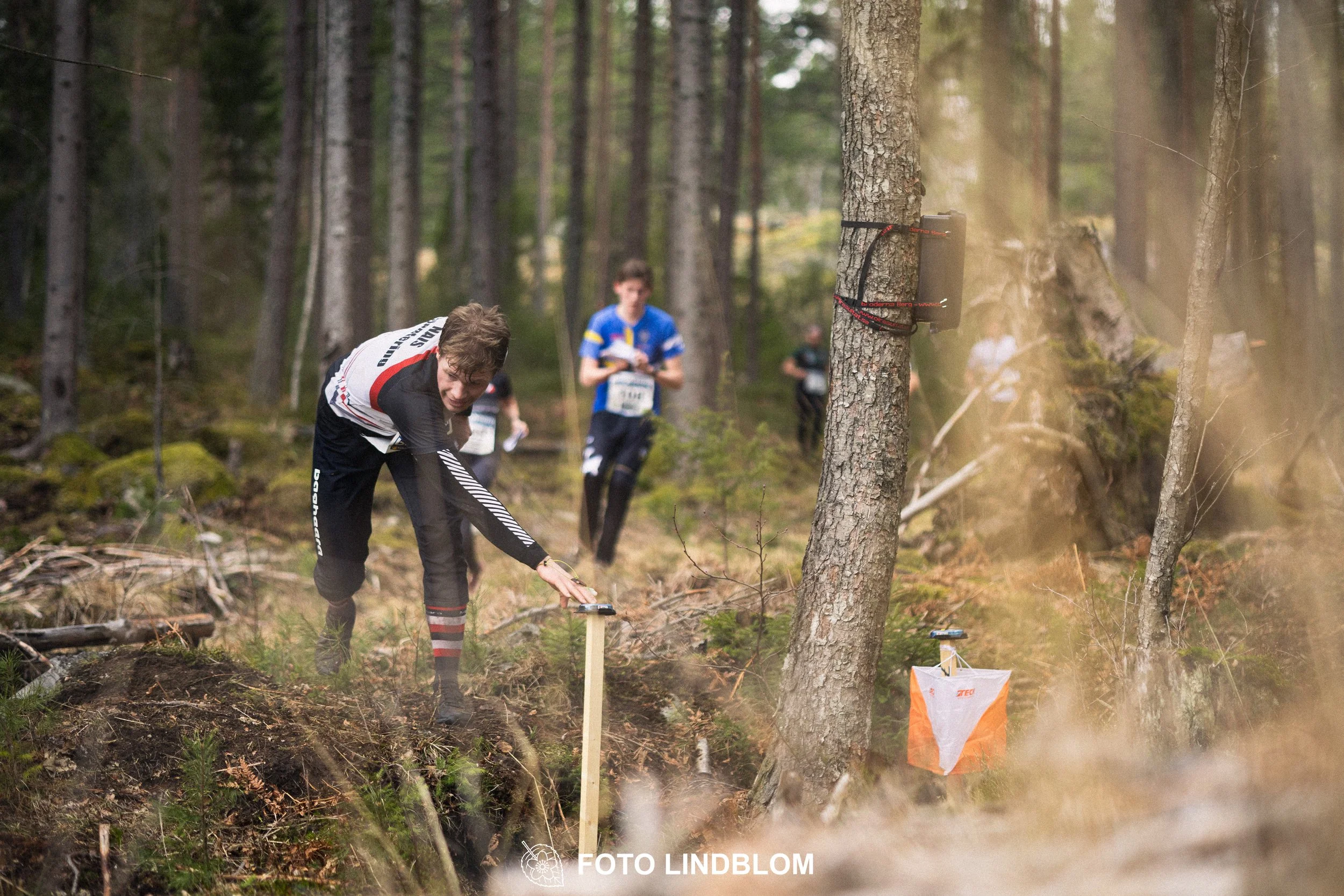 A photo from a relay orienteering competition in Kolmården during the 2026 Stafettligan season, captured by Foto Lindblom.