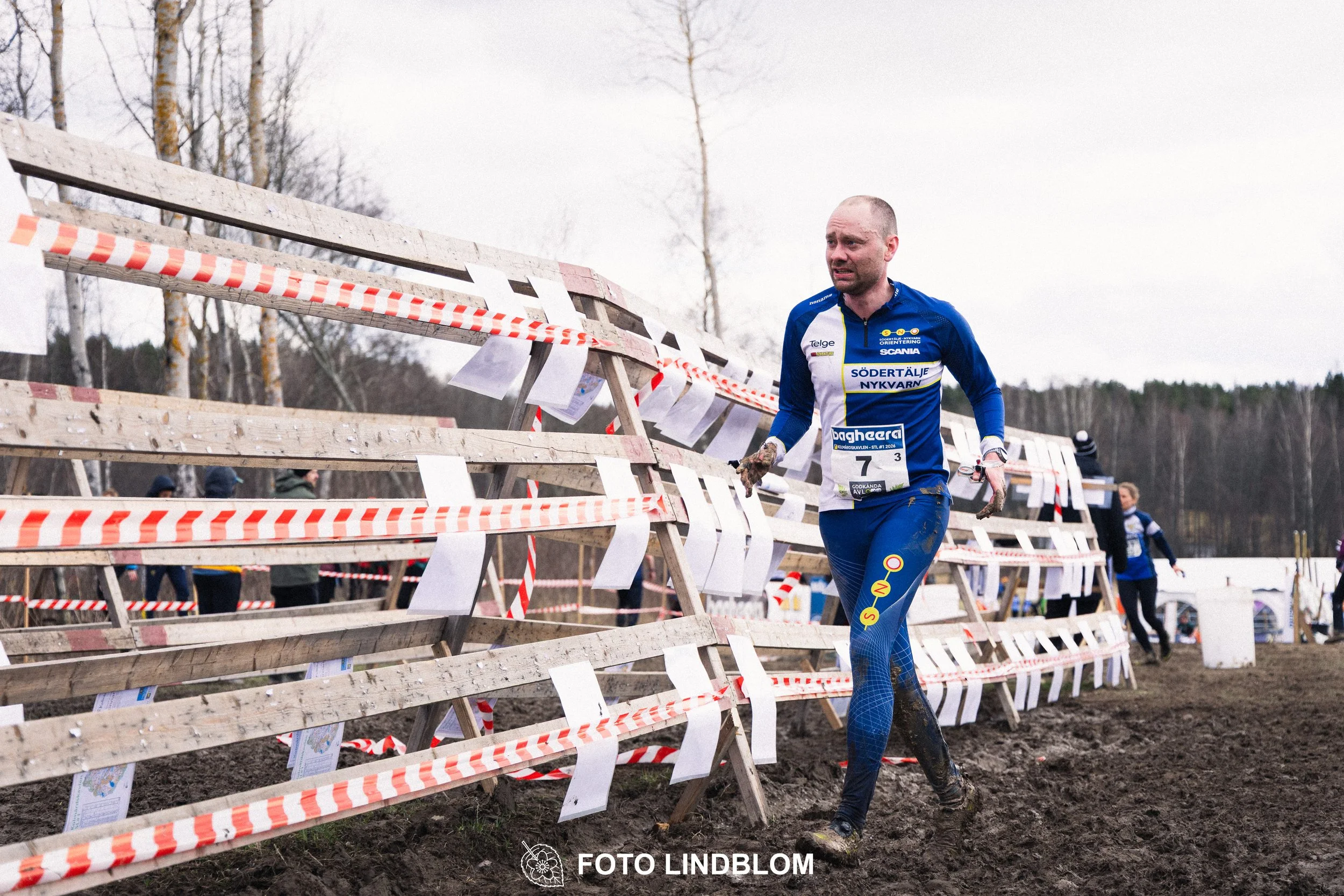 A photo from a relay orienteering competition in Kolmården during the 2026 Stafettligan season, captured by Foto Lindblom.
