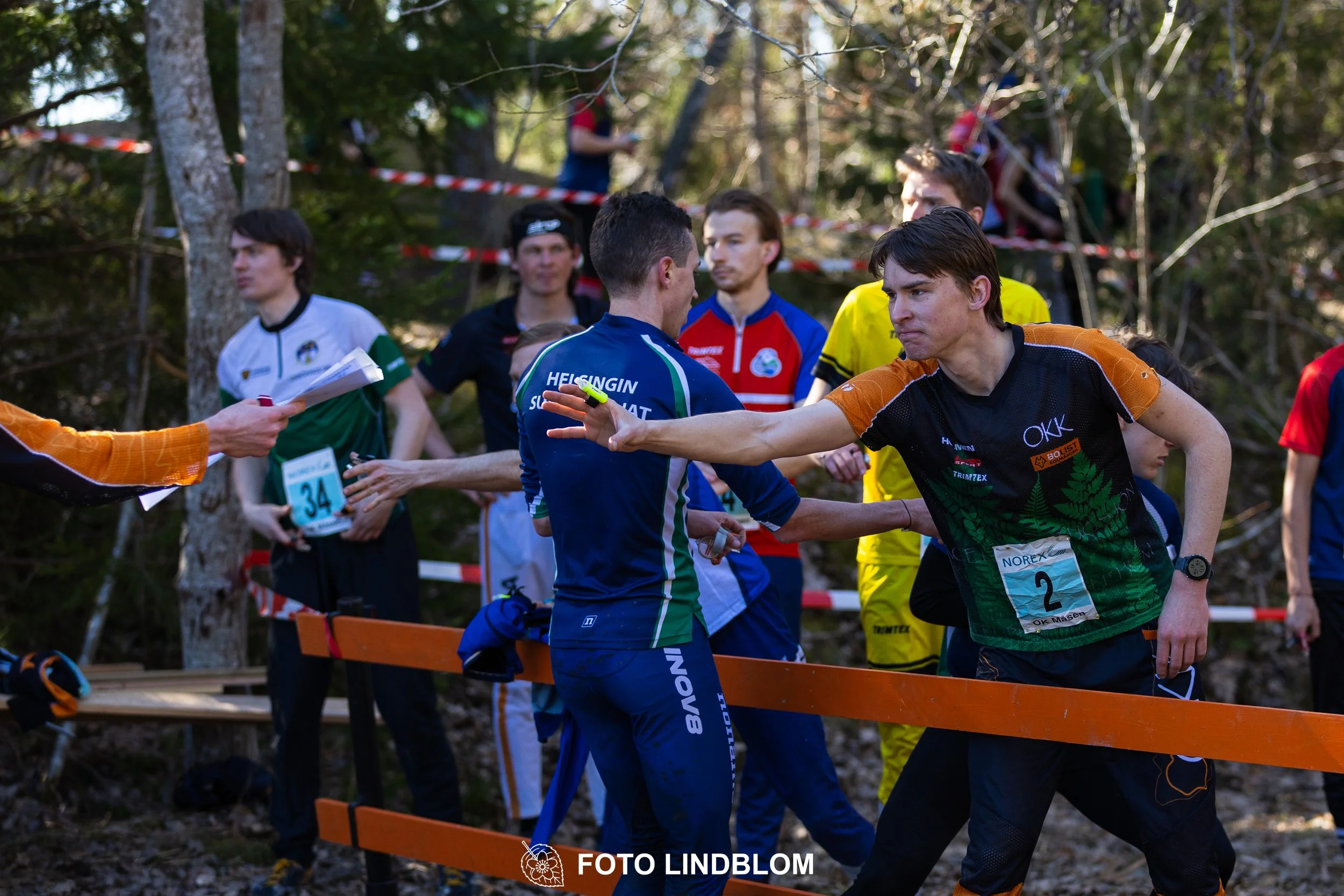 Photo of competitors during the Måsenstafetten 2026 team relay, taken in a wooded landscape by Foto Lindblom.