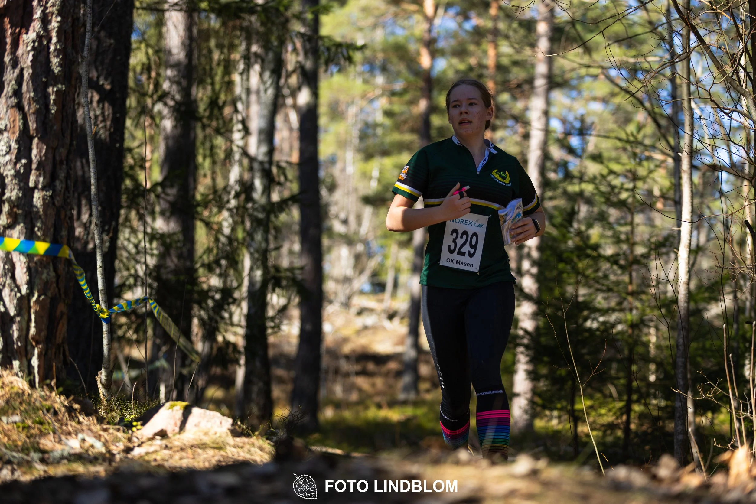 Photo of competitors during the Måsenstafetten 2026 team relay, taken in a wooded landscape by Foto Lindblom.