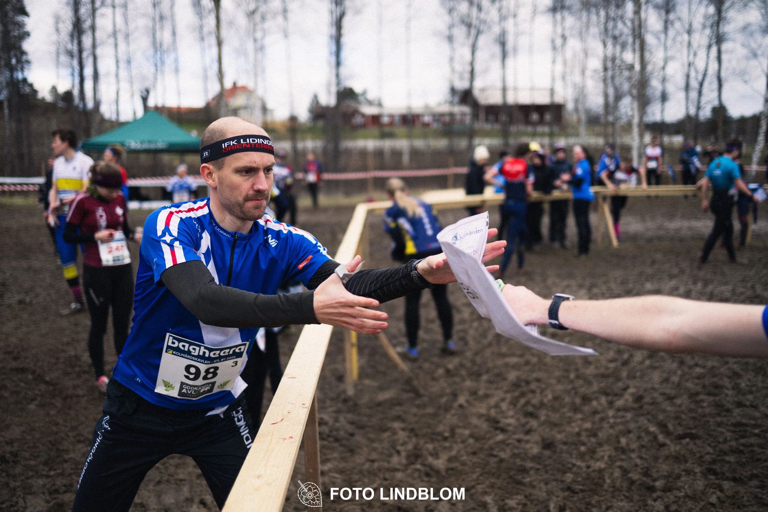 A moment from the relay orienteering event Kolmårdskavlen in spring 2026, captured by Foto Lindblom.