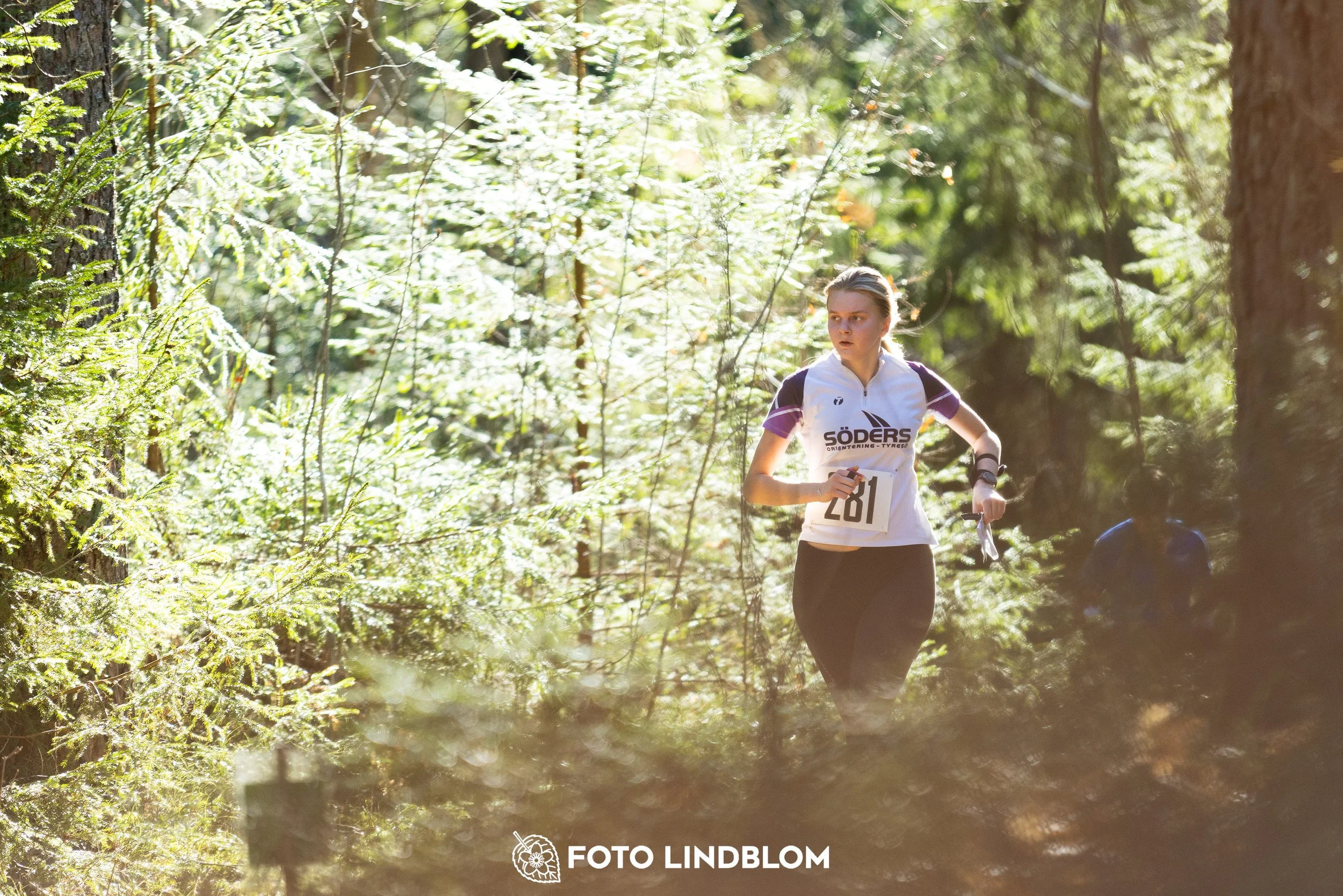 Photo of participants during the 2026 Nyköpingsorienteringen event in Sweden, taken in forest terrain by Foto Lindblom.