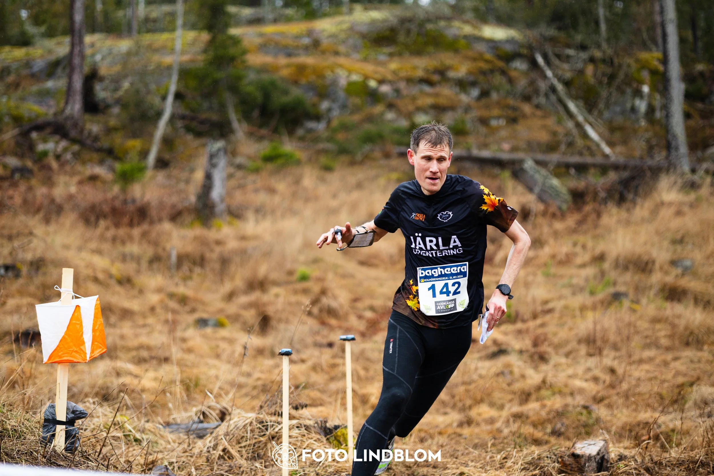 A moment from the 2026 Swedish League middle distance orienteering event in Kolmården, captured by Foto Lindblom.