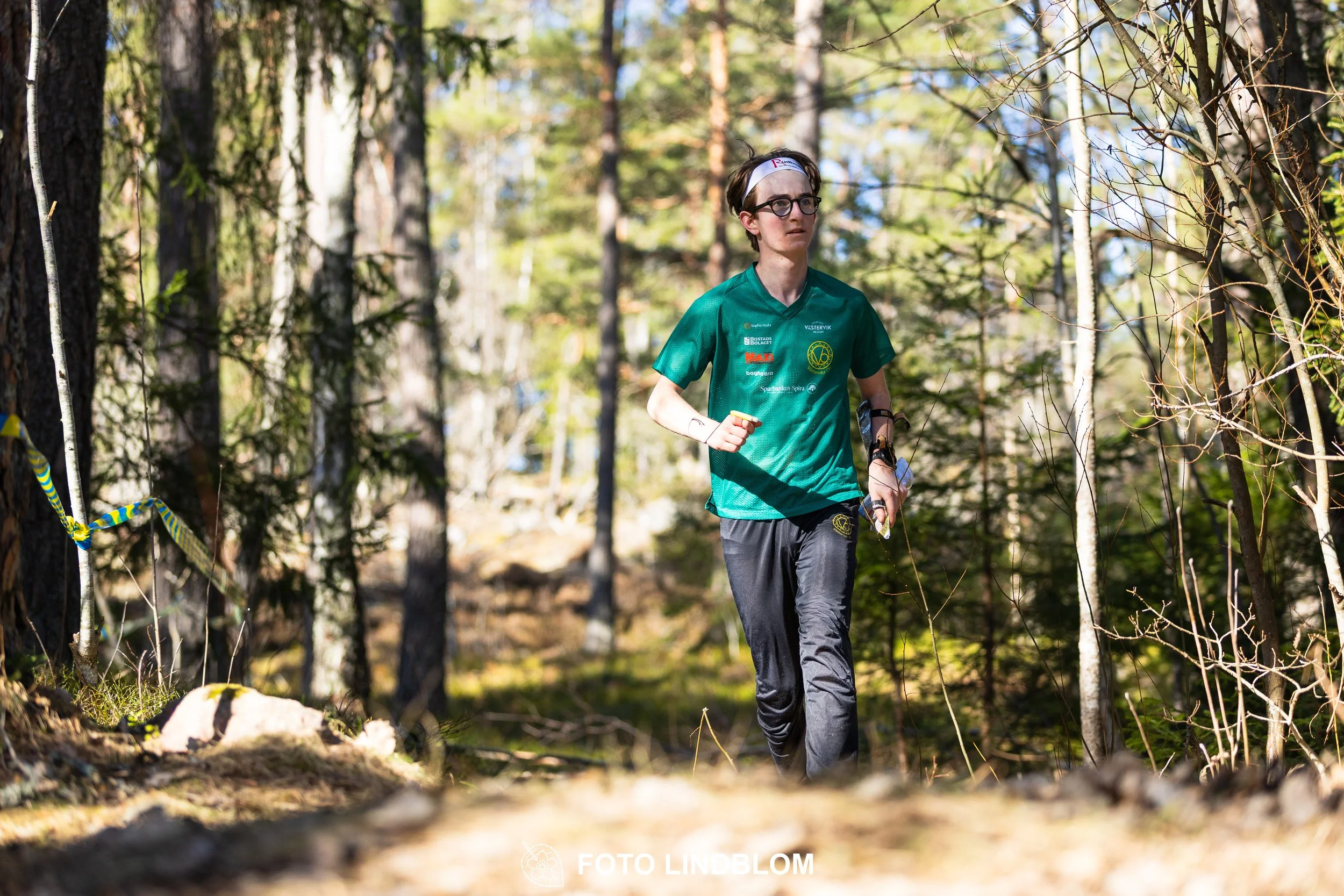 Team relay action at Måsenstafetten 2026, an orienteering competition in forest terrain, photographed by Foto Lindblom.