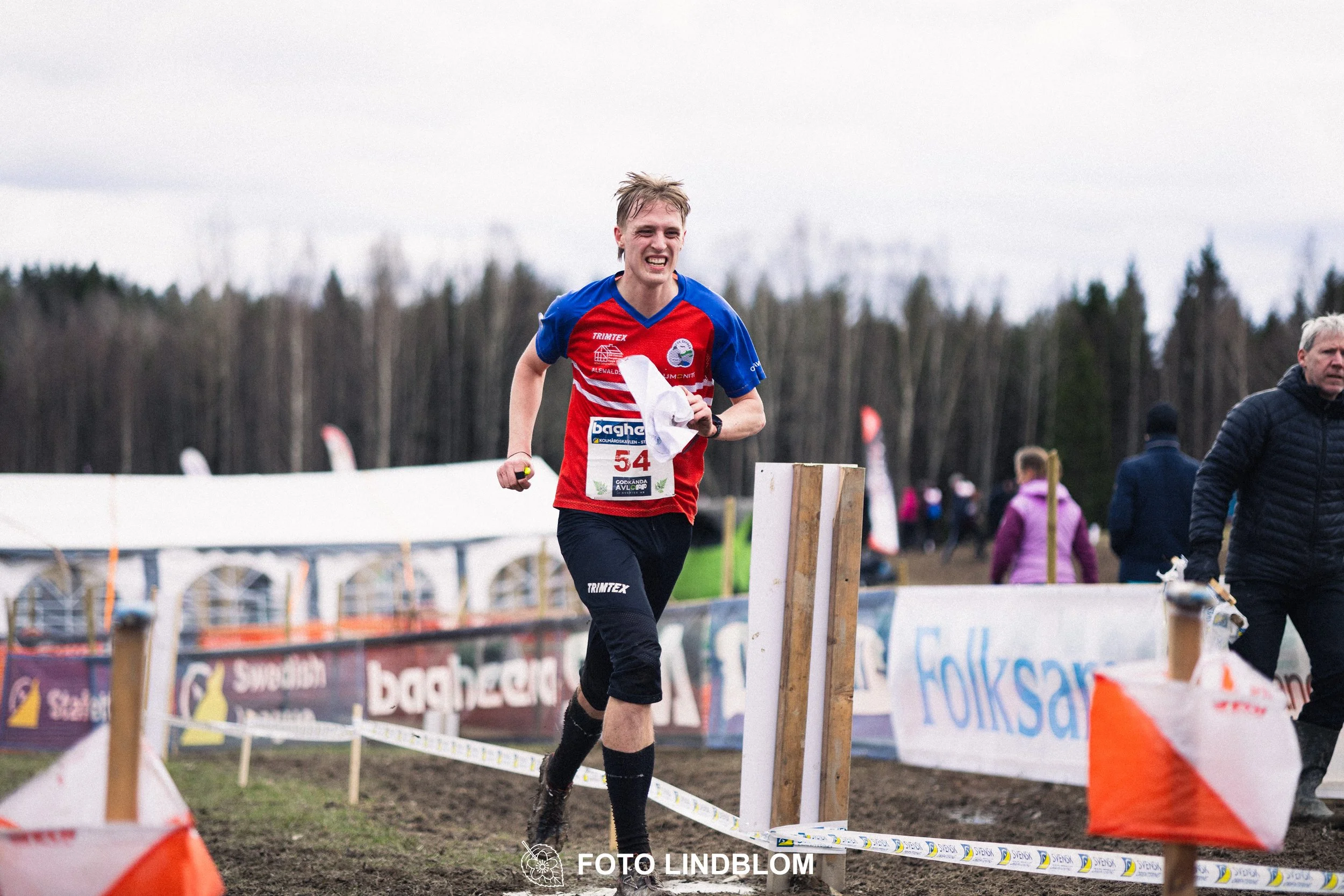 A photo from a Swedish relay orienteering event in Kolmården 2026, captured by Foto Lindblom.