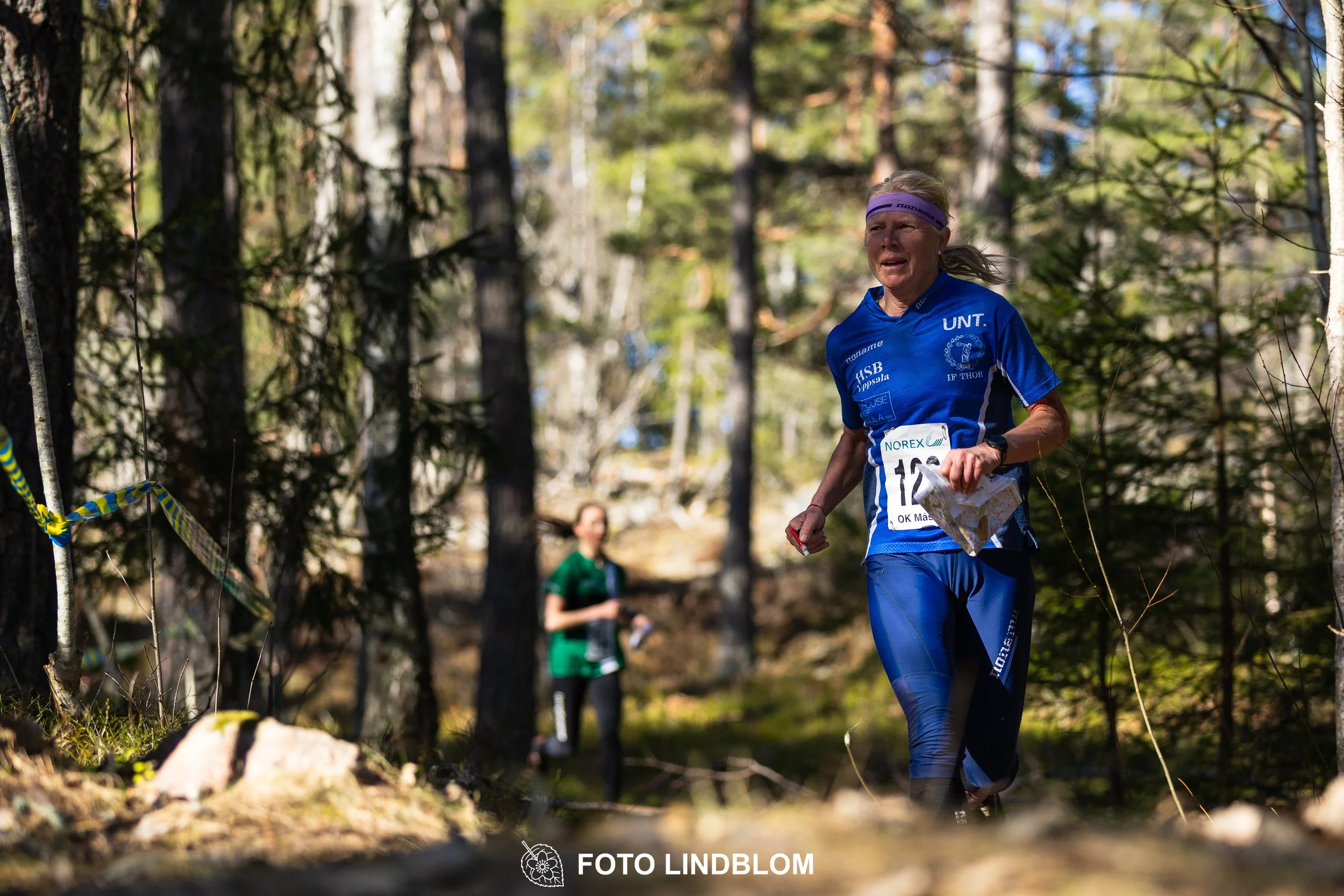 Team relay action at Måsenstafetten 2026, an orienteering competition in forest terrain, photographed by Foto Lindblom.