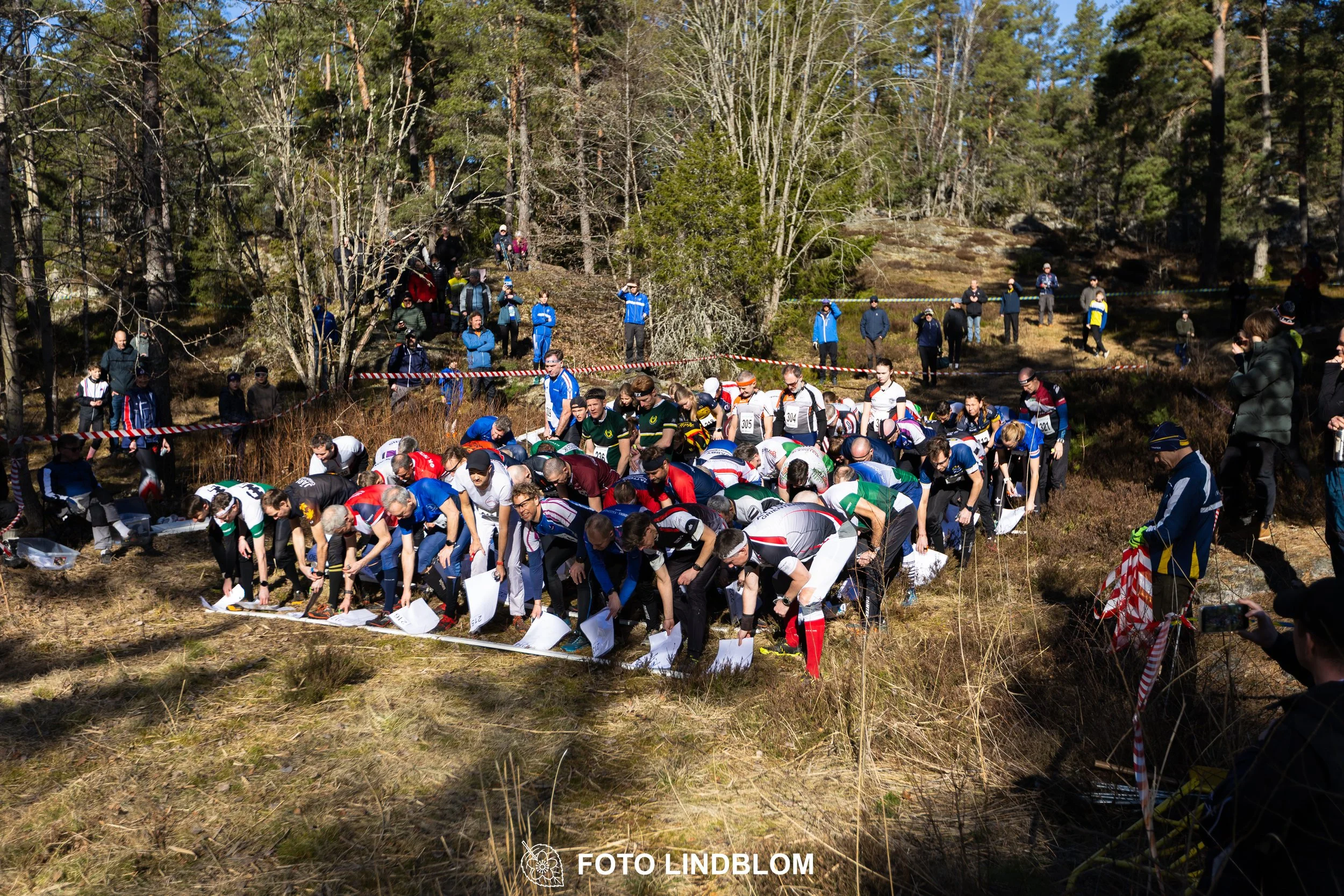 Team relay action at Måsenstafetten 2026, an orienteering competition in forest terrain, photographed by Foto Lindblom.