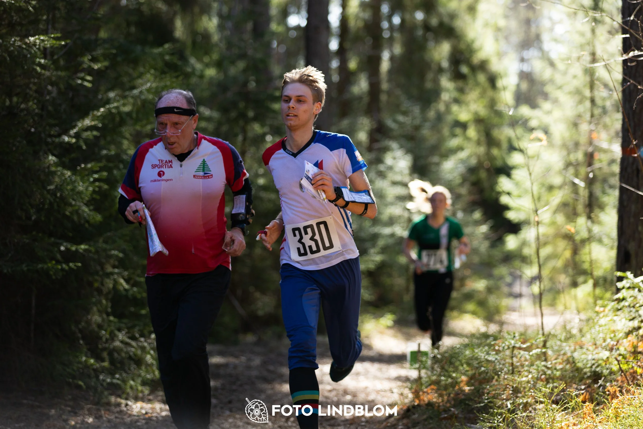 Orienteering in forest terrain at Nyköpingsorienteringen 2026, photographed by Foto Lindblom.