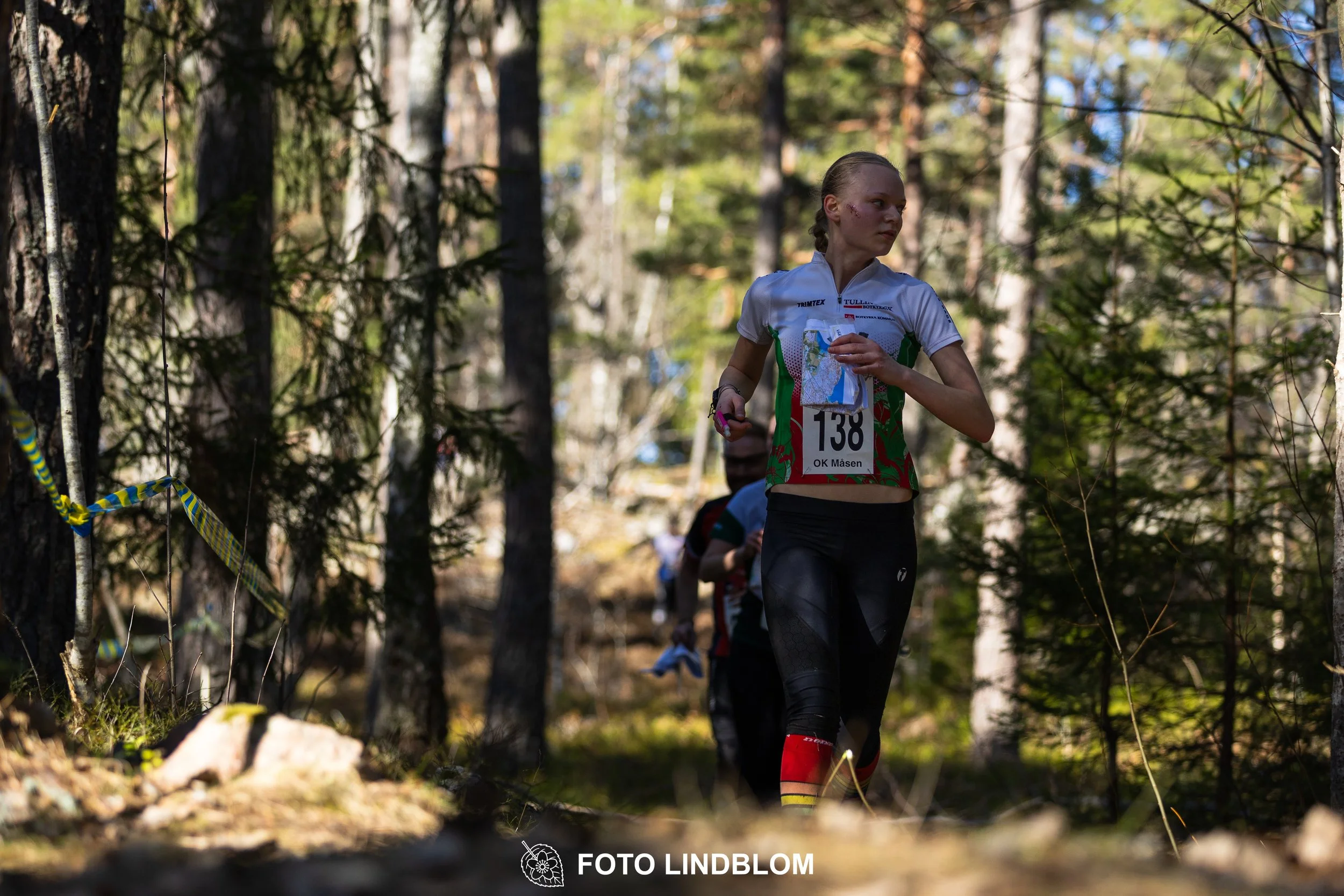 An image from the orienteering relay Måsenstafetten 2026, showing athletes in forest terrain, shot by Foto Lindblom.