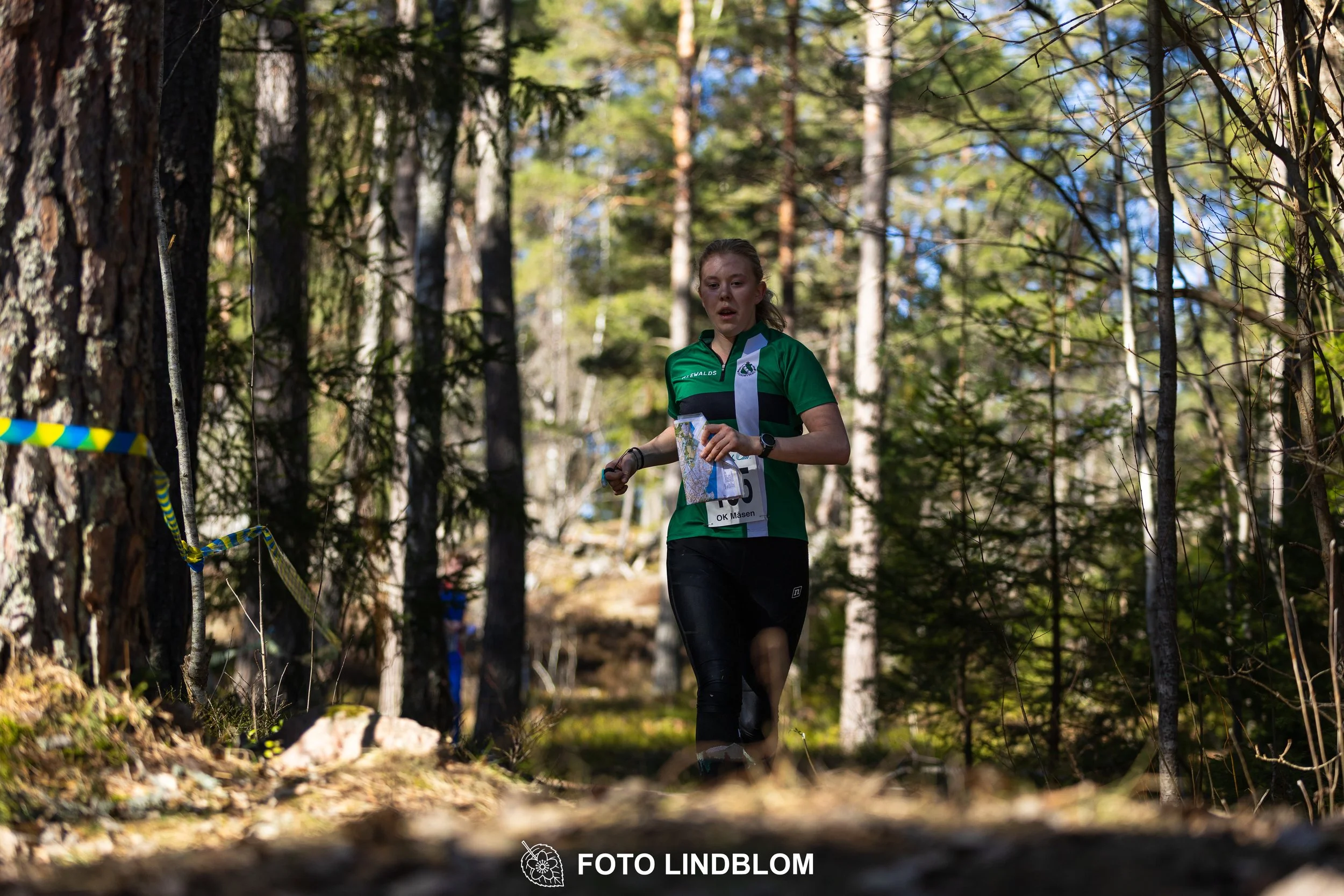 Photo of competitors during the Måsenstafetten 2026 team relay, taken in a wooded landscape by Foto Lindblom.