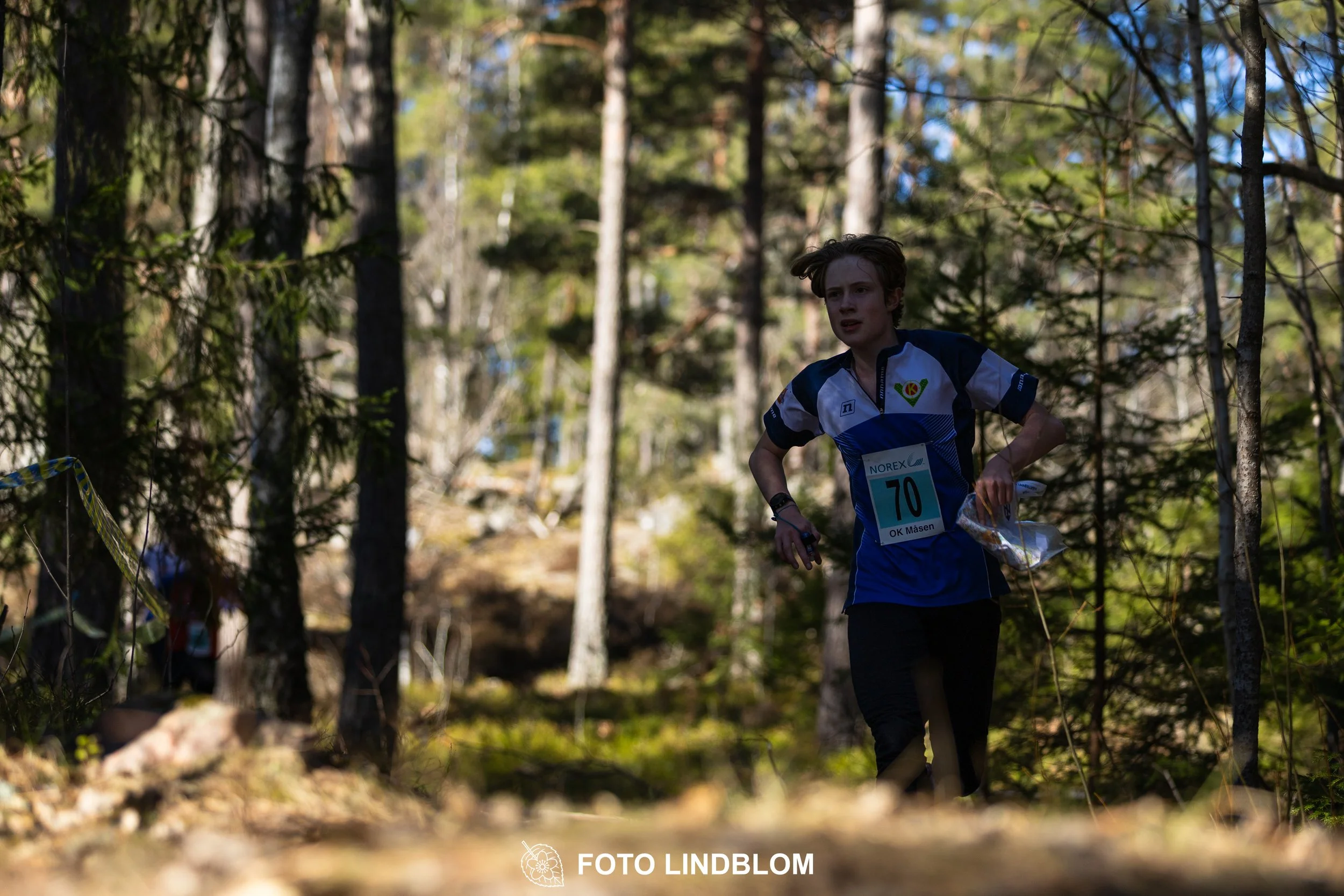 Photo of competitors during the Måsenstafetten 2026 team relay, taken in a wooded landscape by Foto Lindblom.