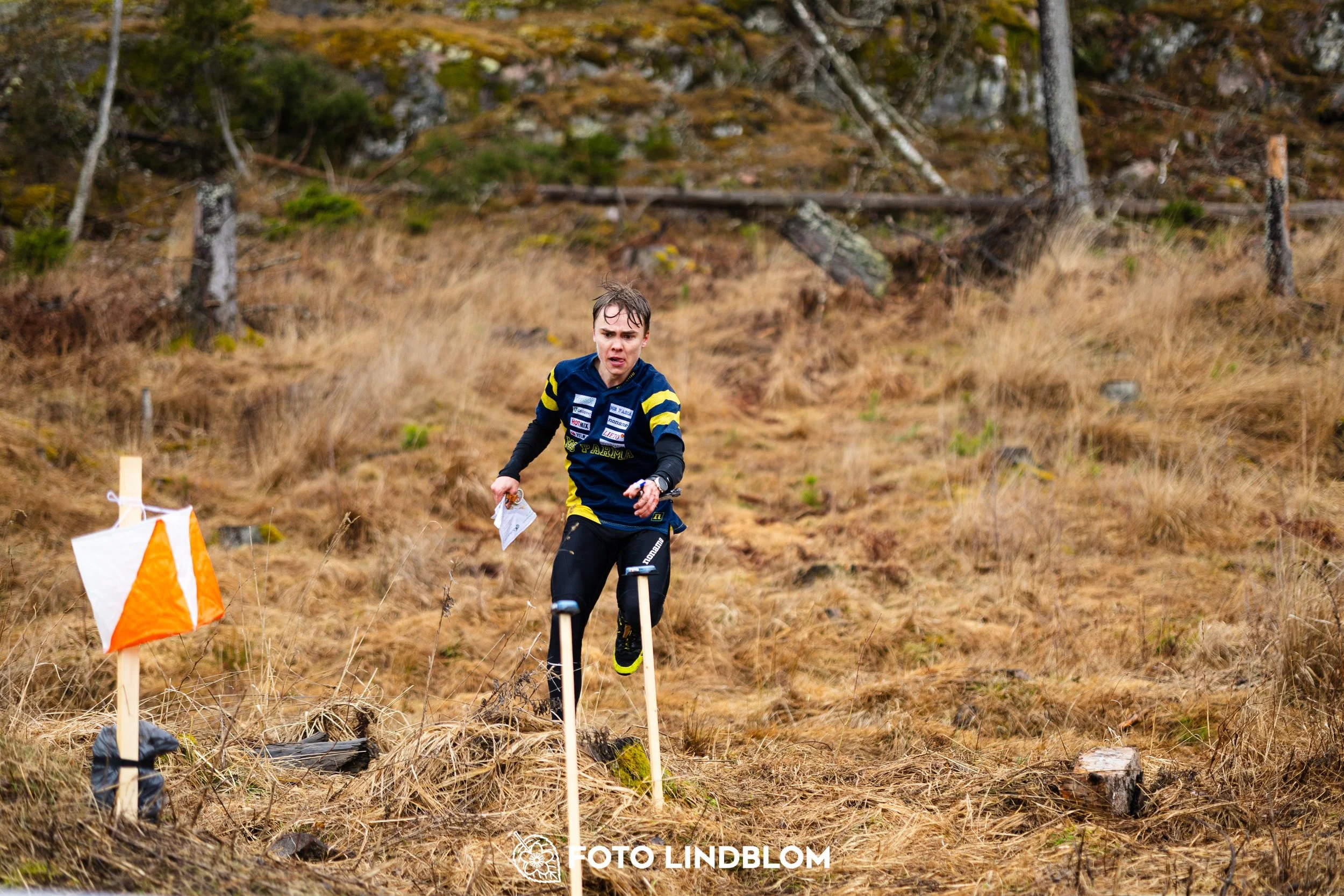 A photo from a Swedish orienteering league race in Kolmården during spring 2026, captured by Foto Lindblom.
