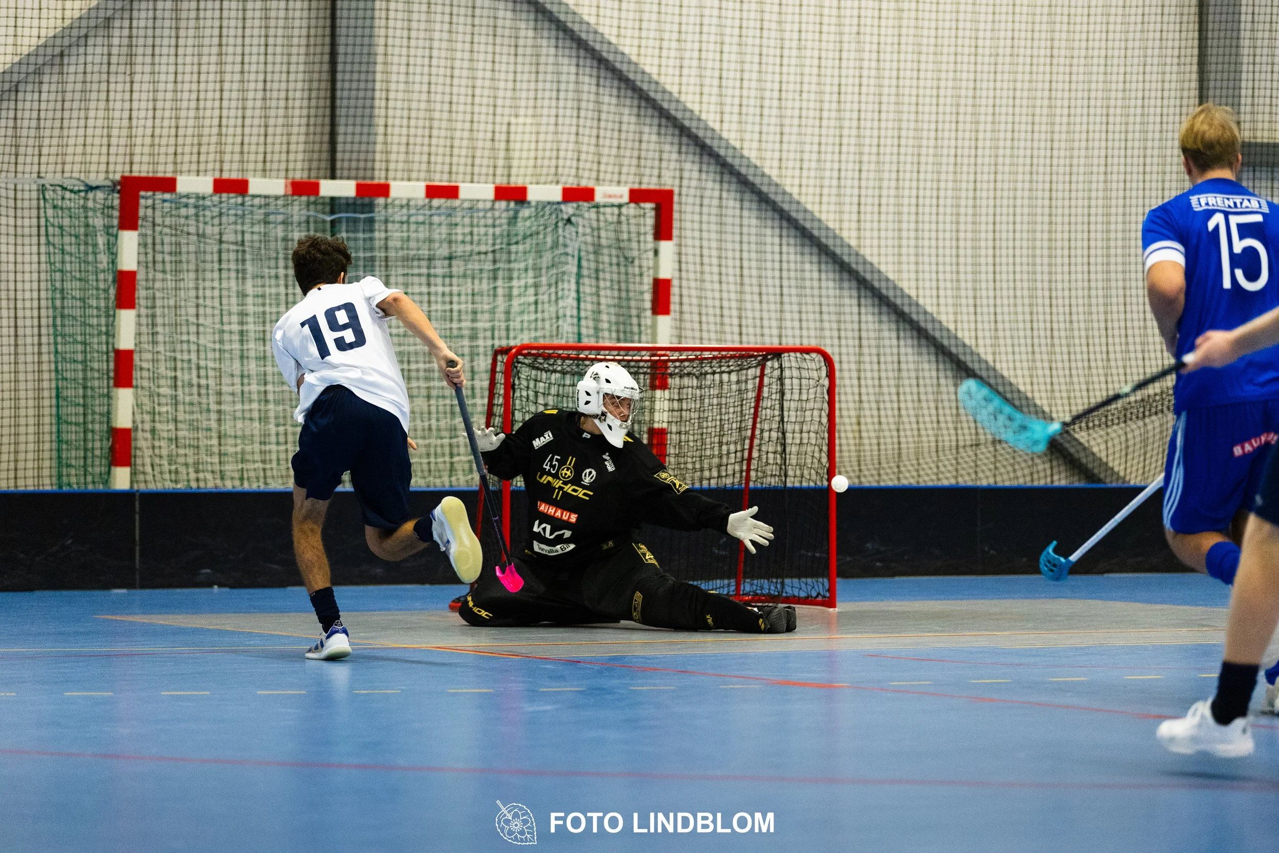 Images of people playing floorball wearing Värmdö IF and FBC Sollentuna team gear. 