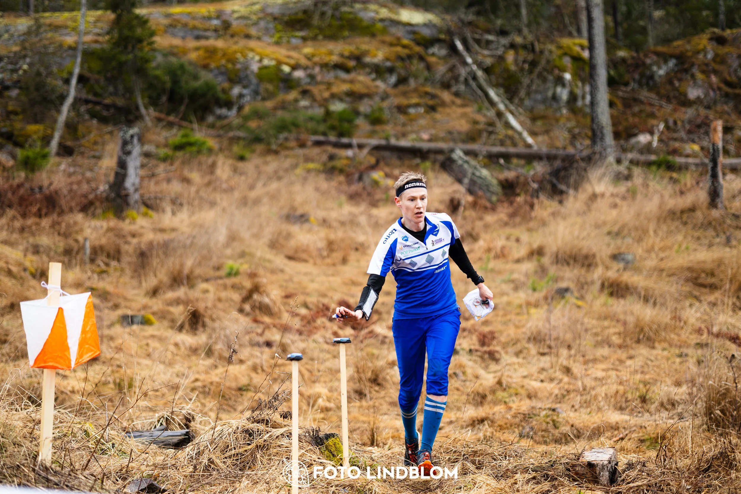 A moment from the 2026 Swedish League middle distance orienteering event in Kolmården, captured by Foto Lindblom.