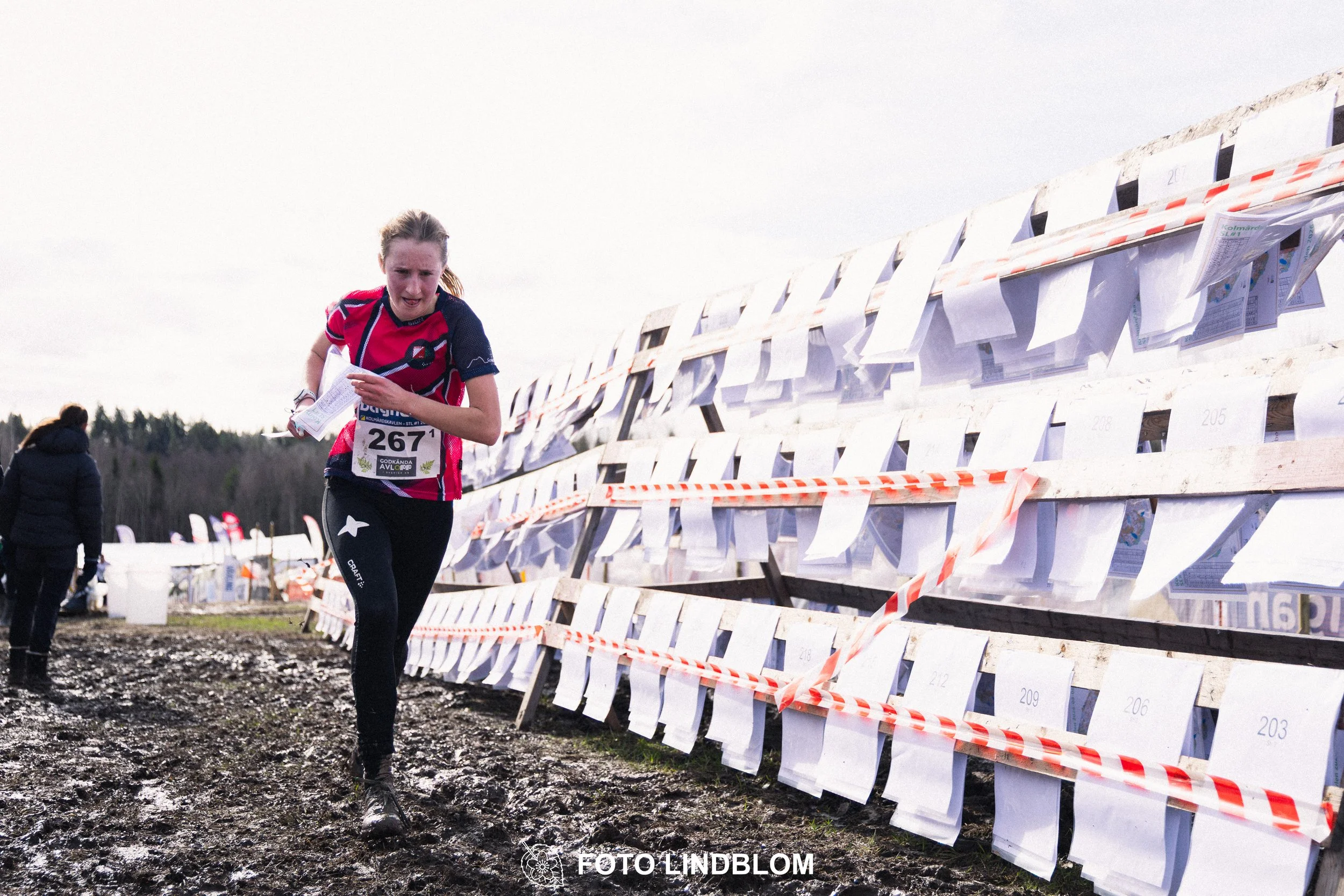A photo from a relay race in Kolmården during the Swedish orienteering season 2026, captured by Foto Lindblom.