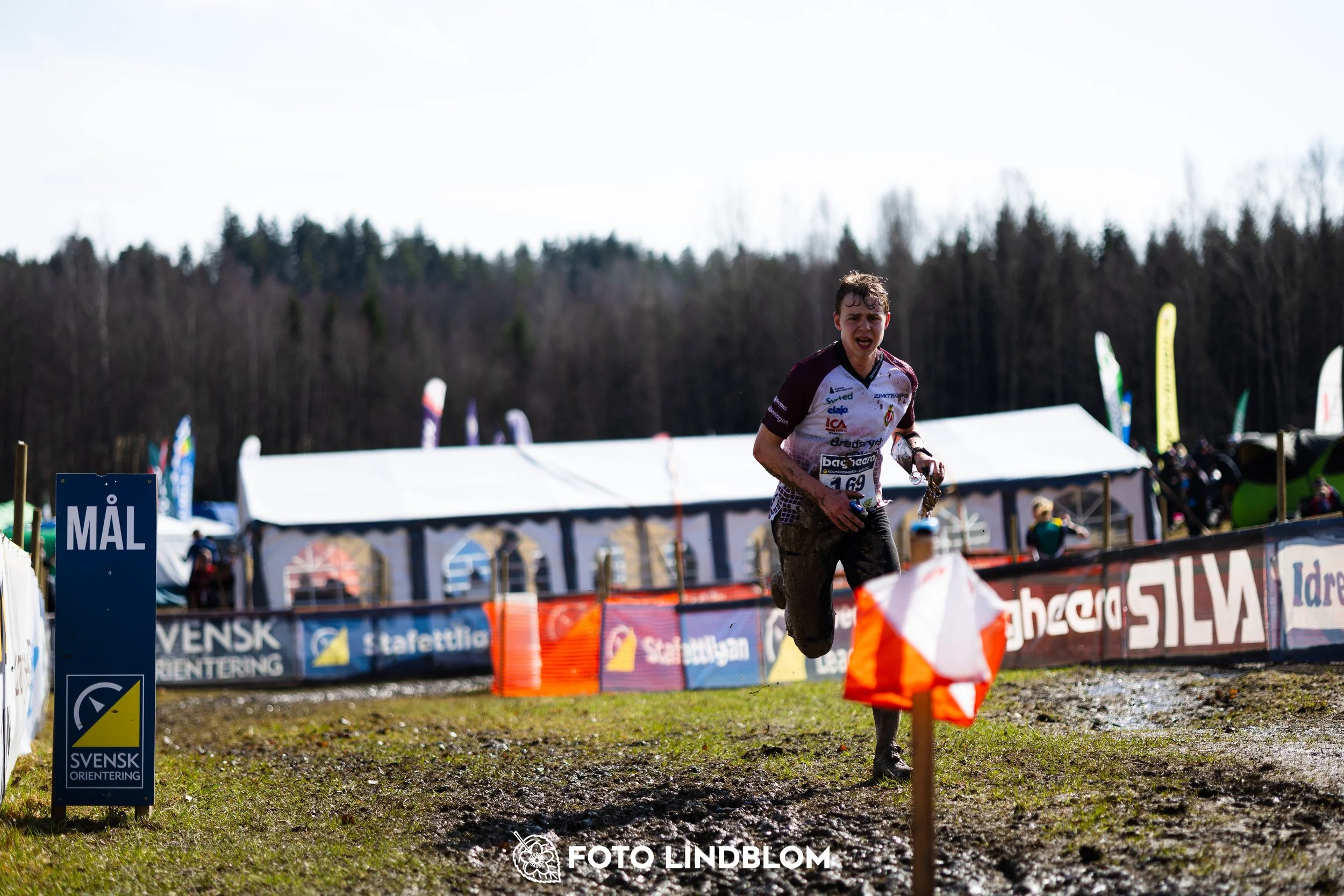A scene from the Swedish League orienteering competition in Kolmården spring 2026, captured by Foto Lindblom.