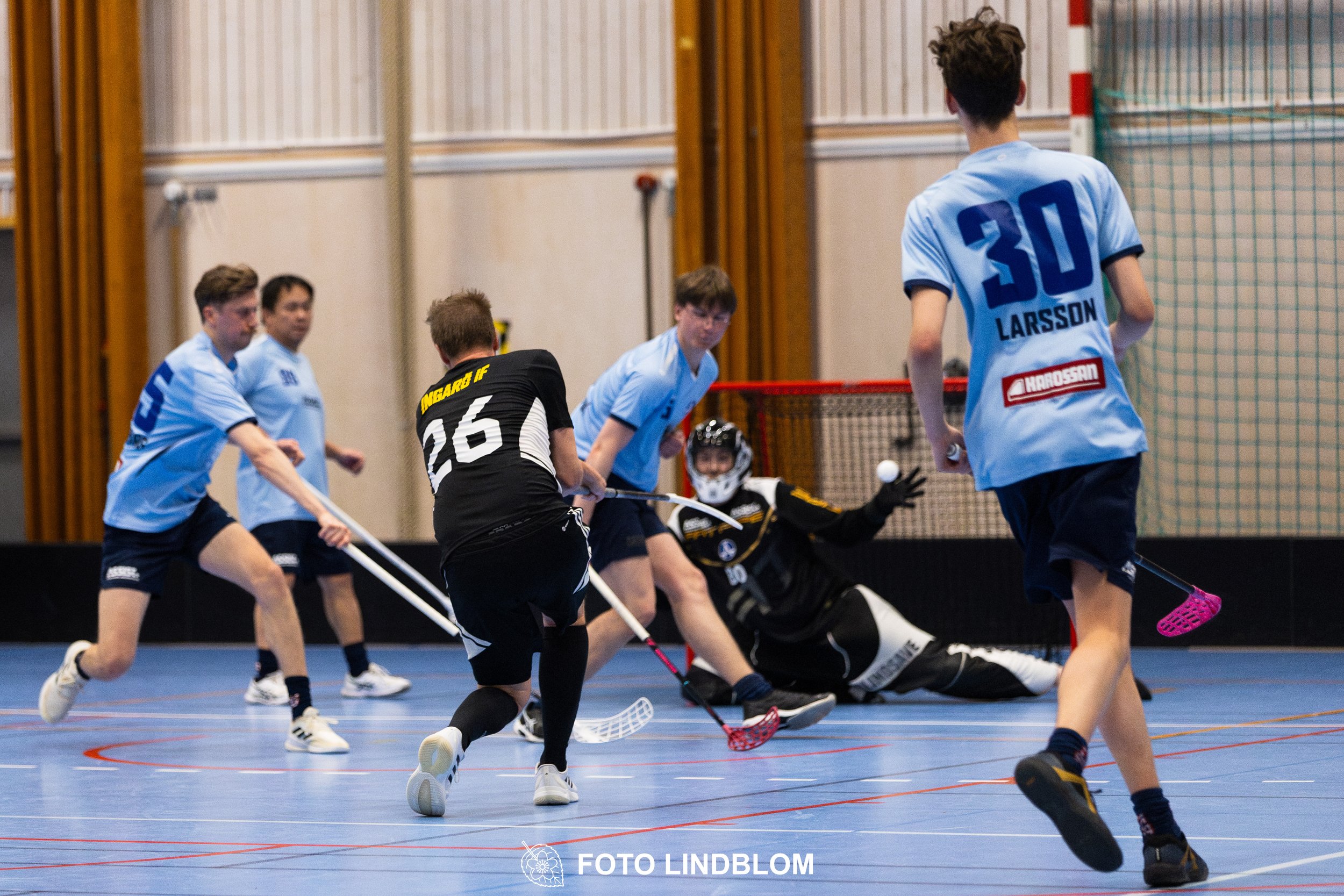 A picture of men playing floorball in Ingarö IF and Älvsjö AIK IBF team gear