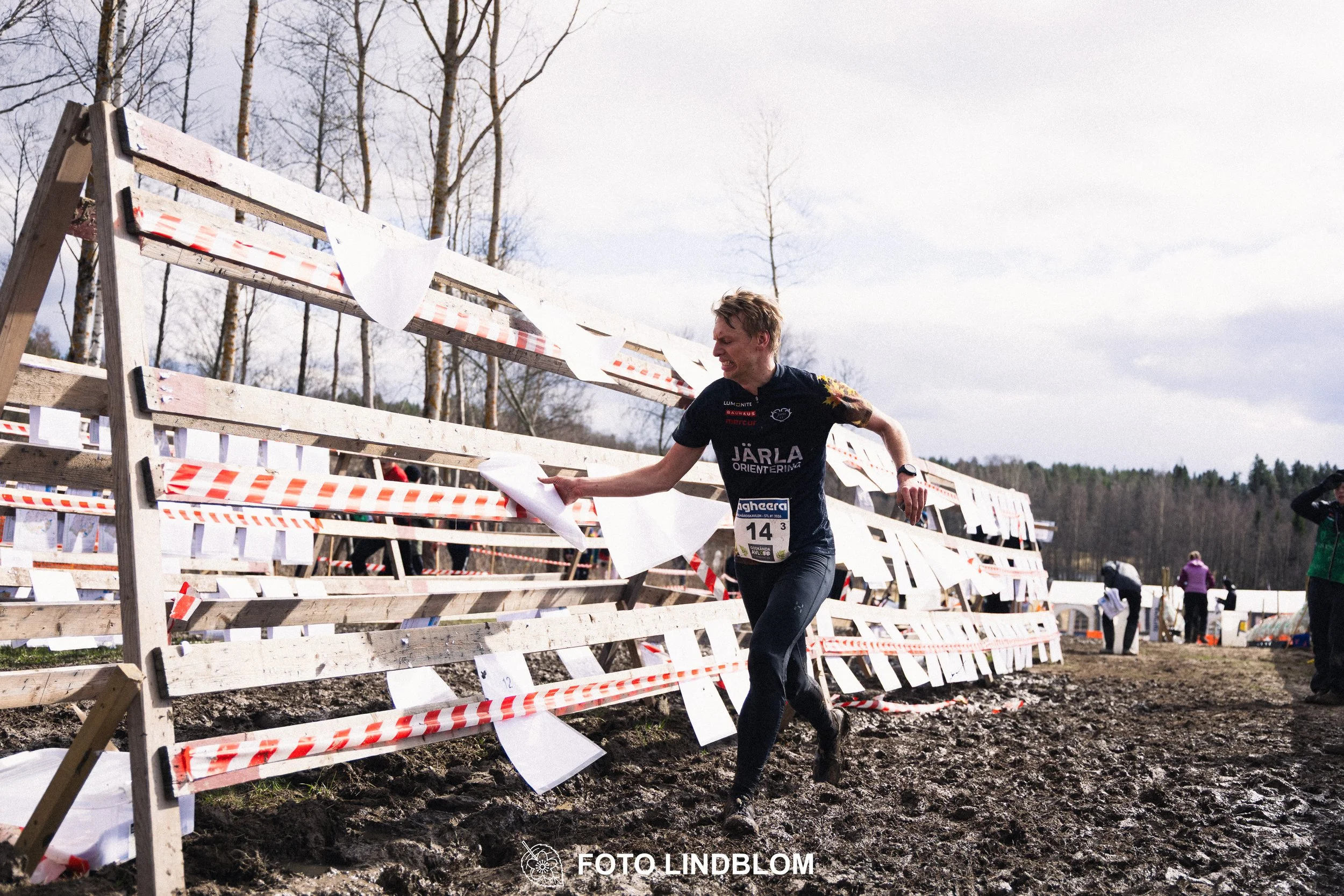 A photo from a relay race in Kolmården during the Swedish orienteering season 2026, captured by Foto Lindblom.