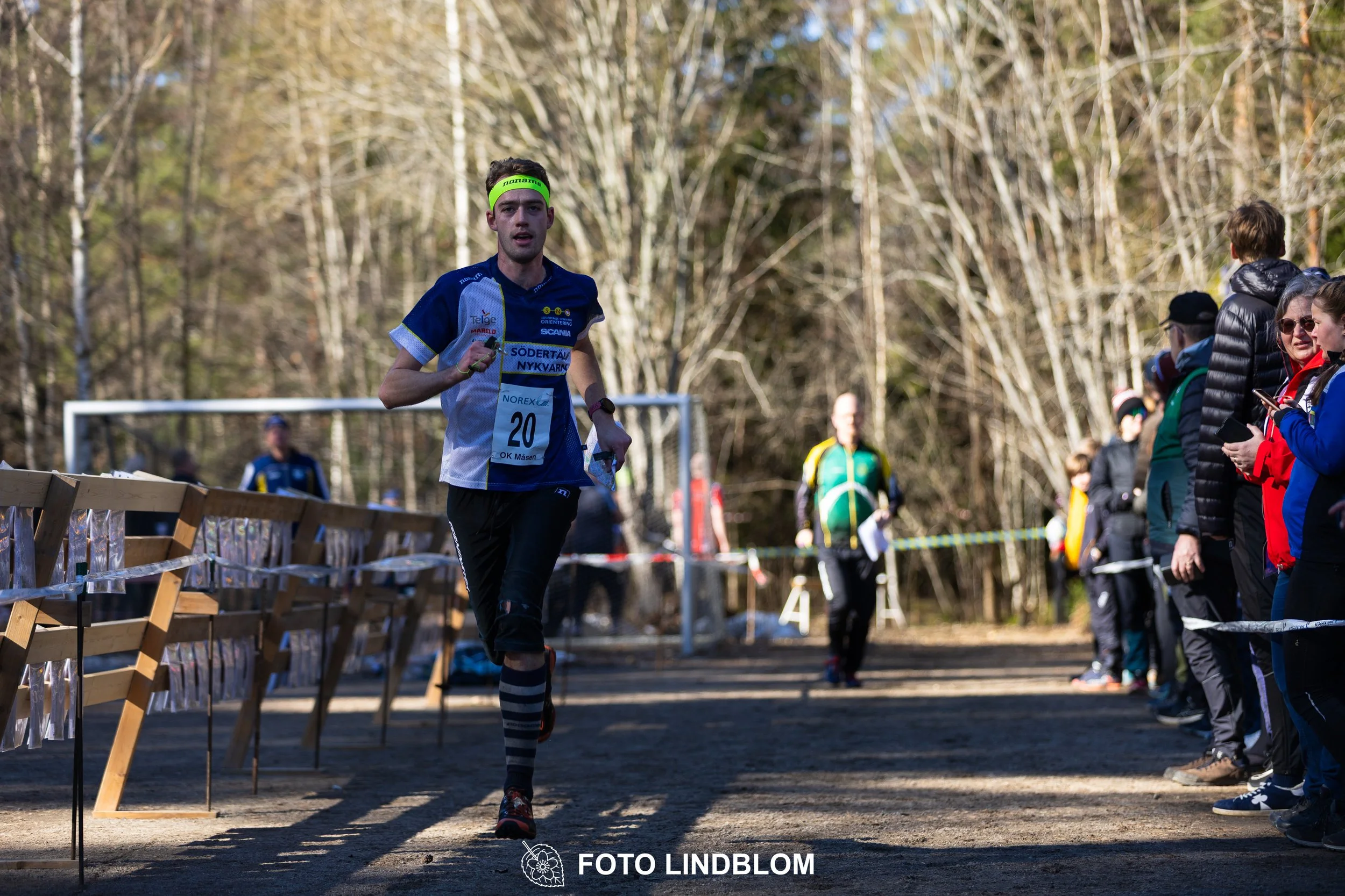 Orienteering relay race at Måsenstafetten 2026, featuring club teams navigating with map and compass, captured by Foto Lindblom.