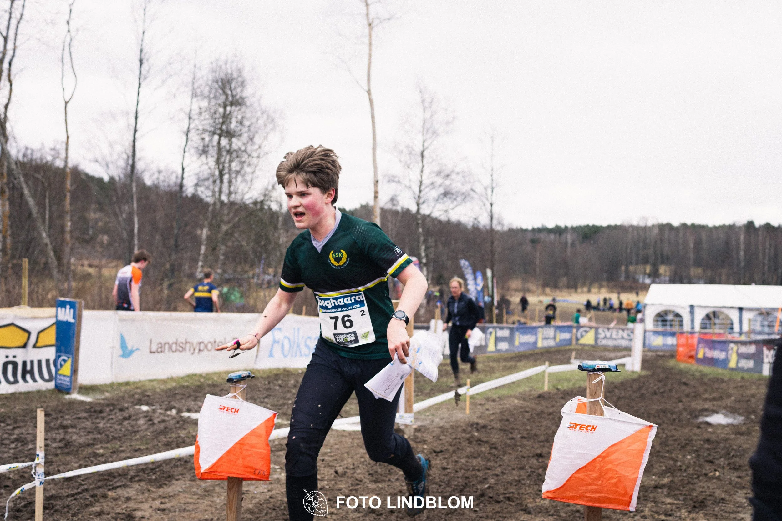 A scene from Kolmårdskavlen, the opening stage of the Swedish relay league 2026, captured by Foto Lindblom.
