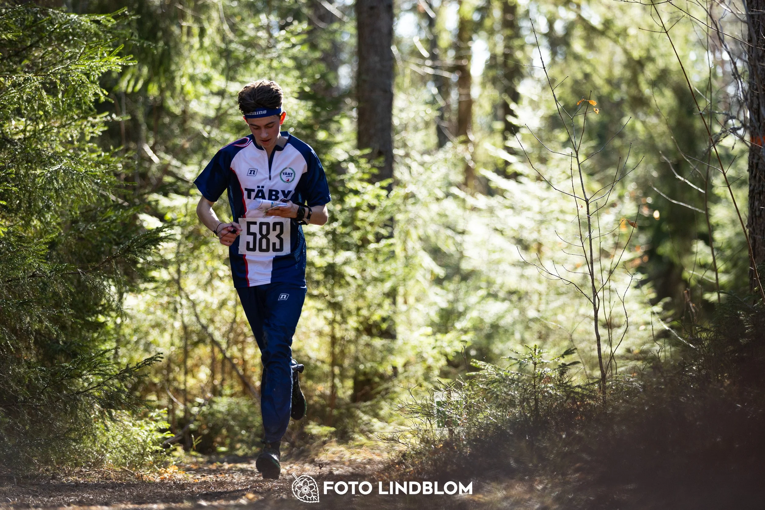 Photo of participants during the 2026 Nyköpingsorienteringen event in Sweden, taken in forest terrain by Foto Lindblom.