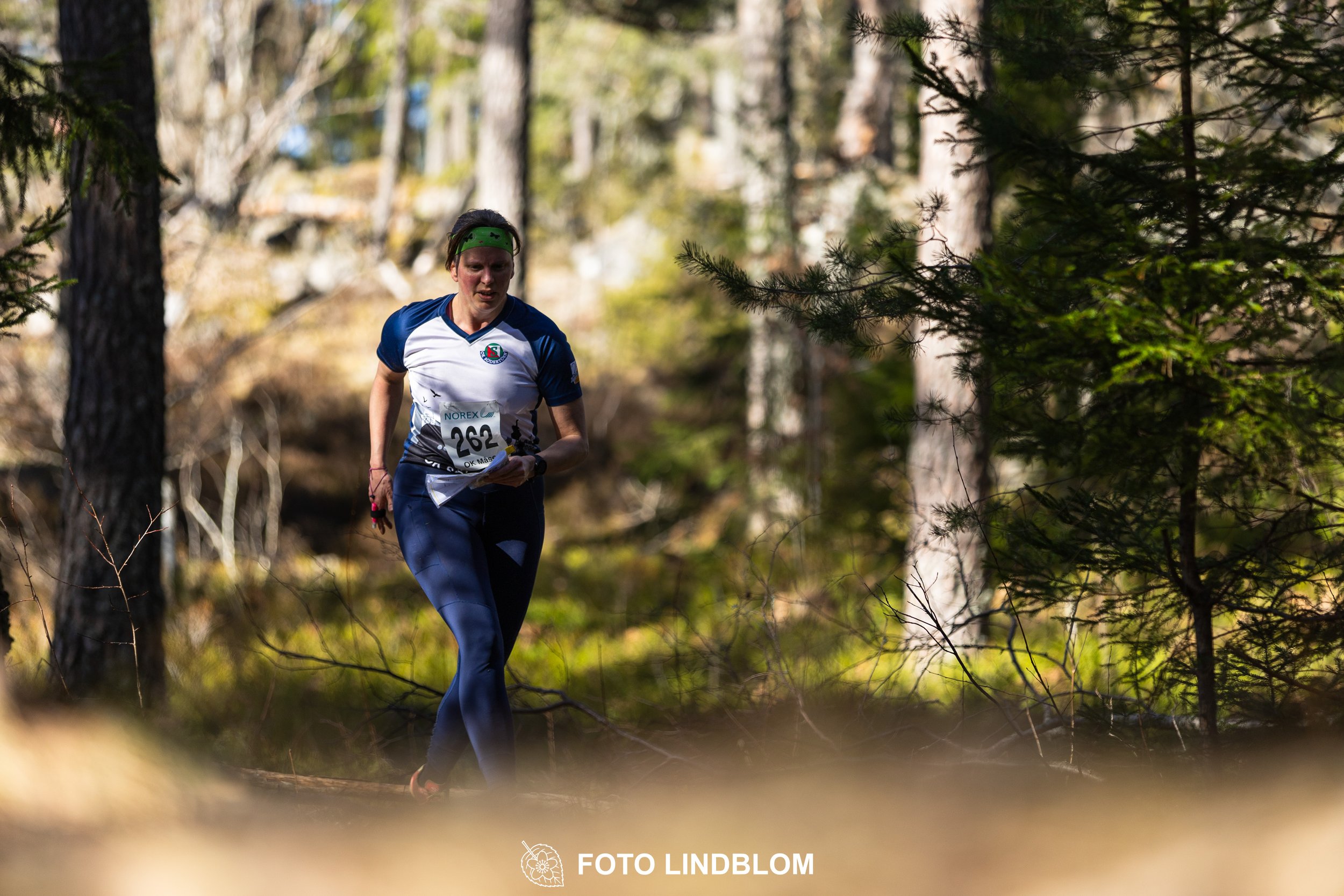 Forest relay orienteering at Måsenstafetten 2026, with teams competing in an endurance event, documented by Foto Lindblom.
