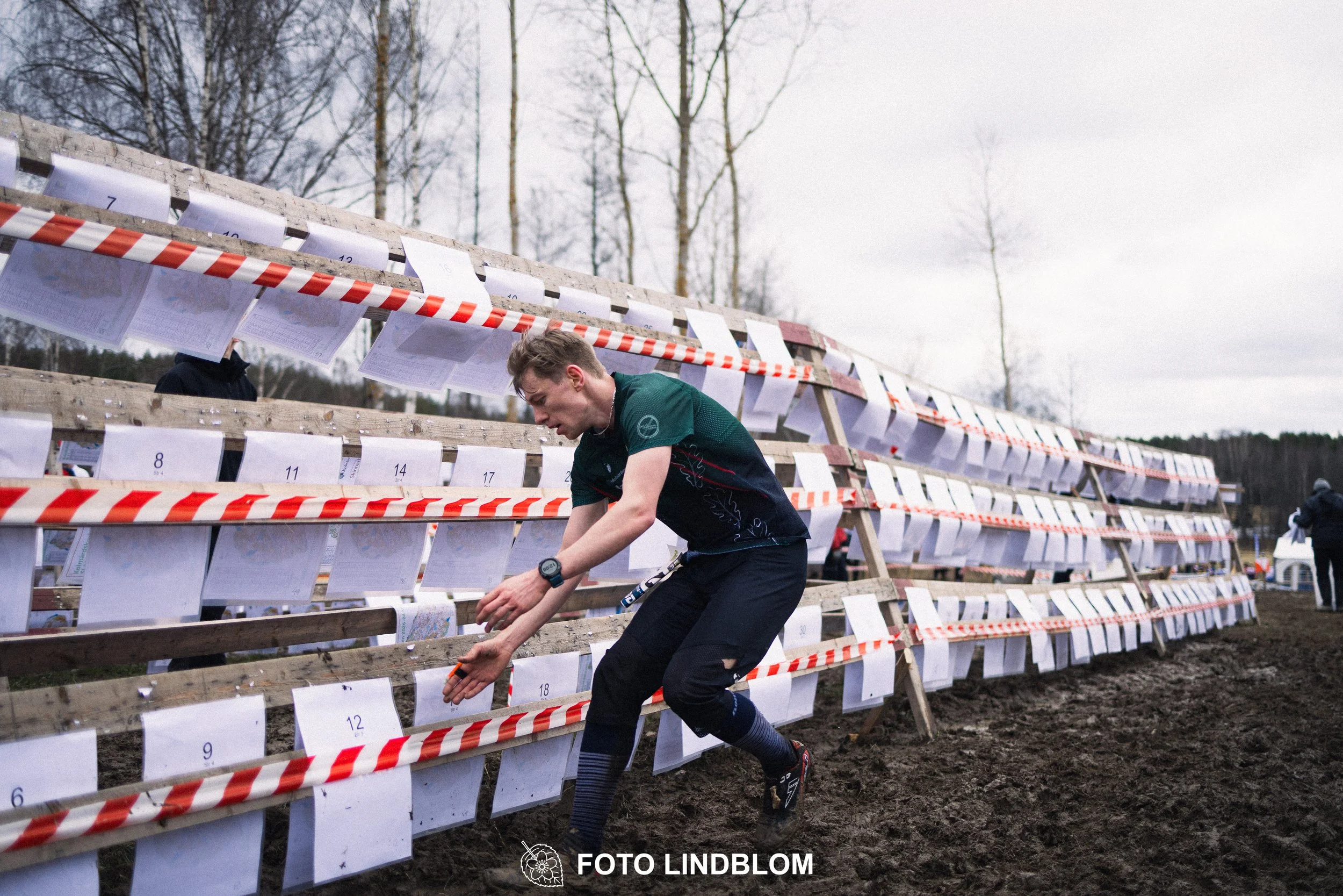 A photo from a relay race in Kolmården during the Swedish orienteering season 2026, captured by Foto Lindblom.