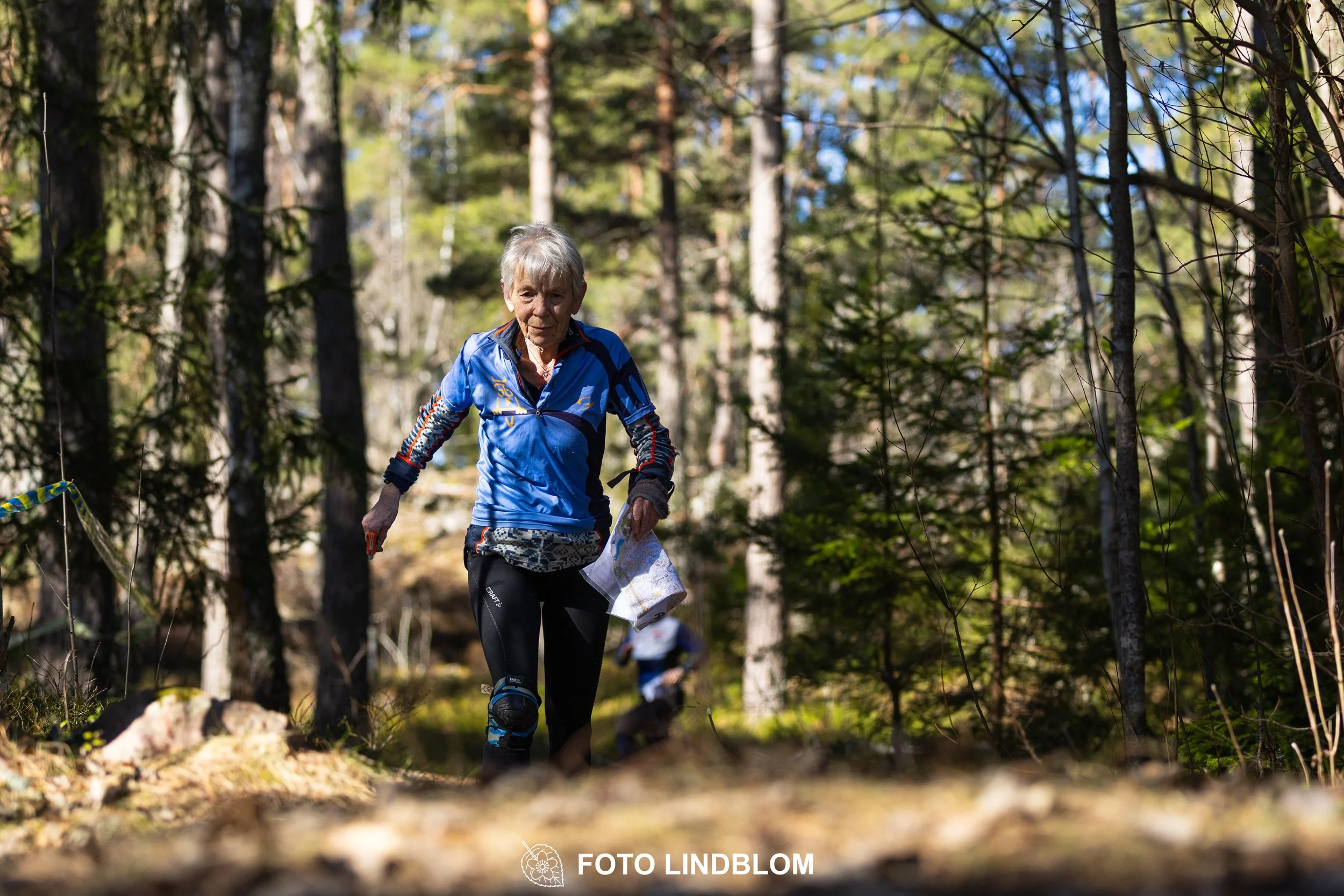 Image from Måsenstafetten 2026 showing orienteering relay teams competing in Swedish forest terrain, taken by Foto Lindblom.