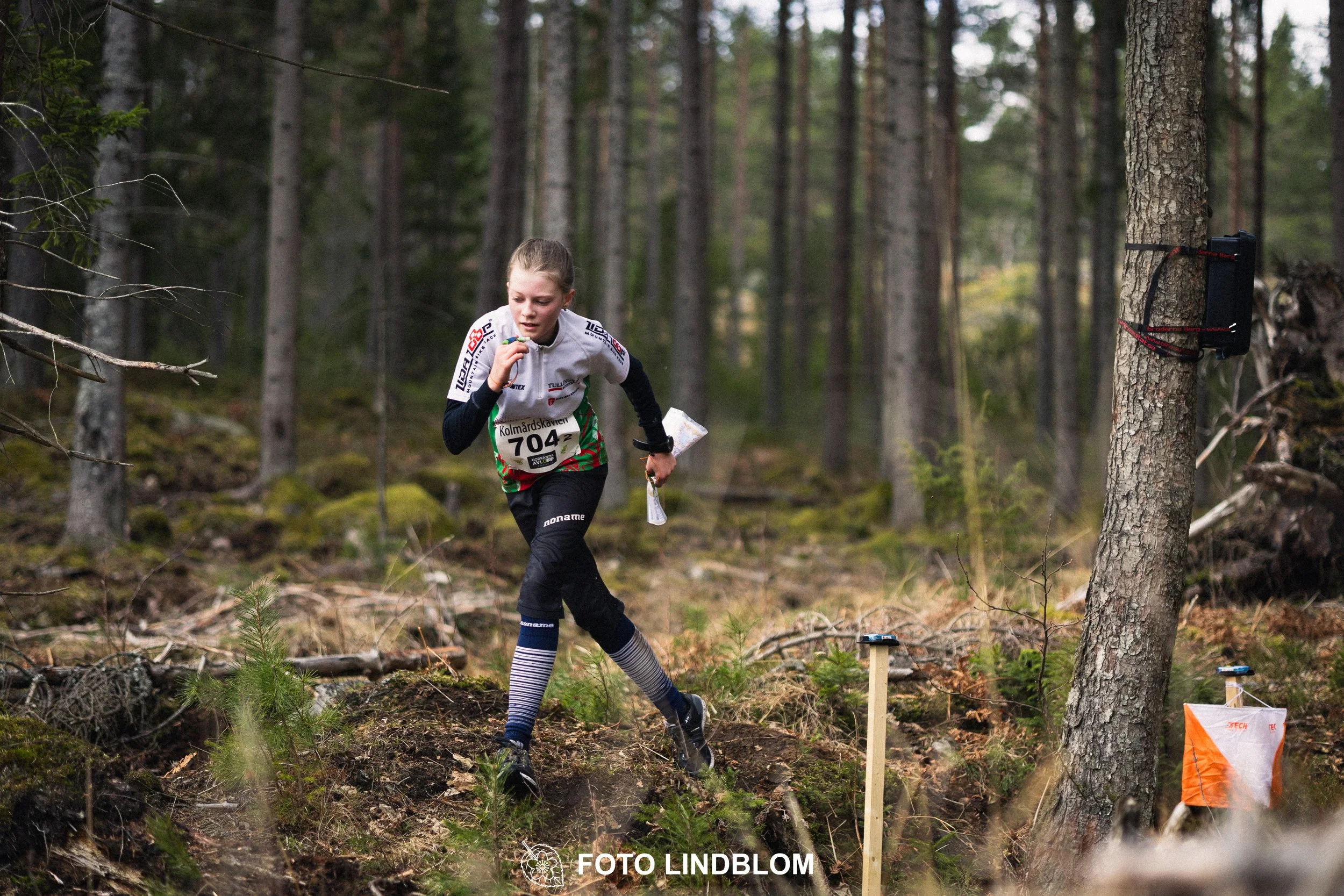 A photo from a Swedish relay orienteering event in Kolmården 2026, captured by Foto Lindblom.