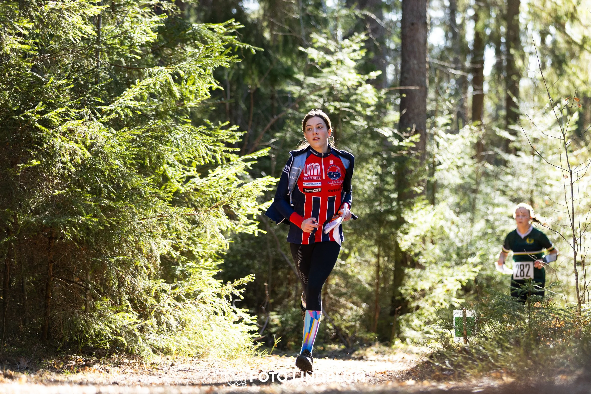 Orienteering competition scene from Nyköpingsorienteringen 2026 in Sweden’s natural forest environment, captured by Foto Lindblom.