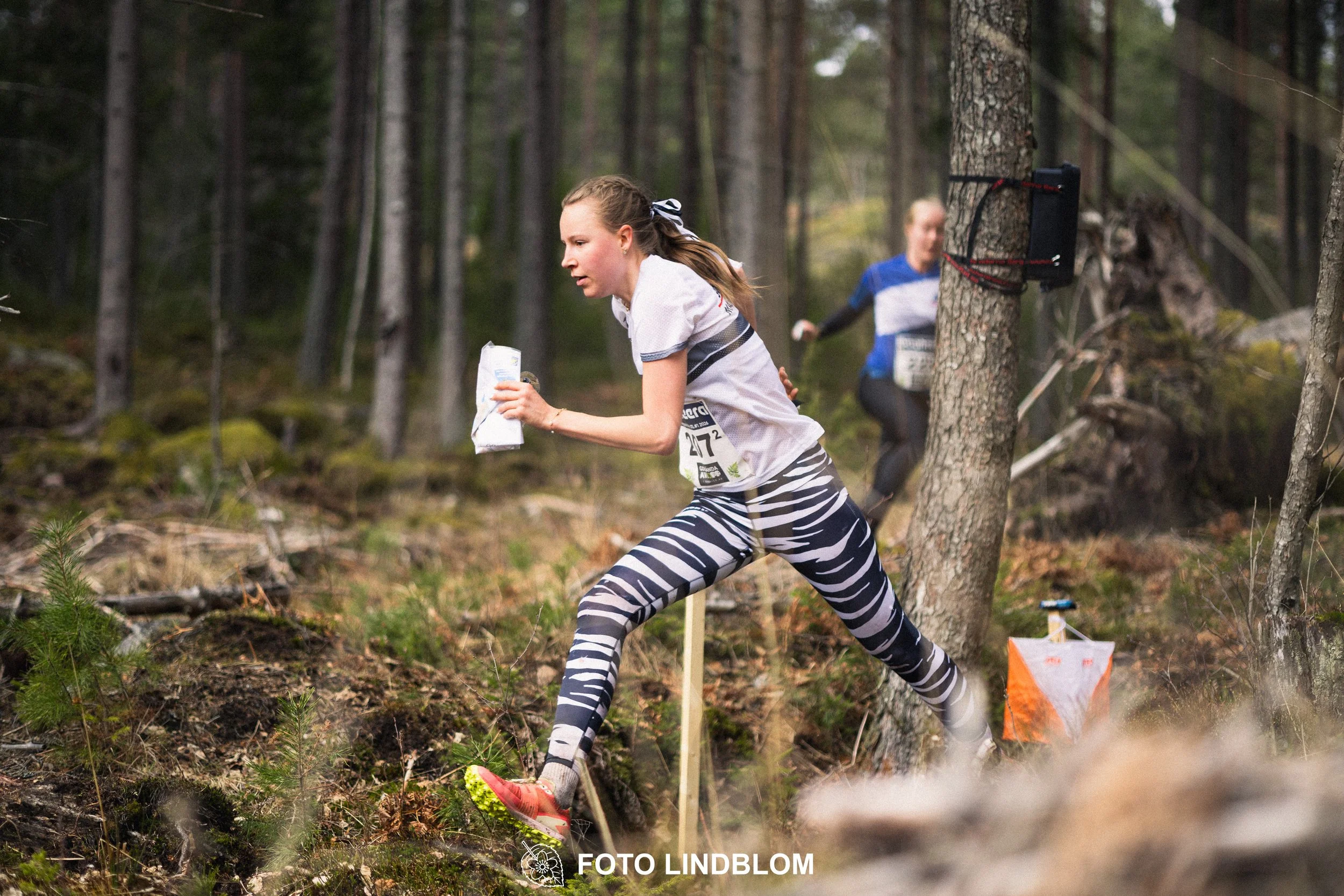 A photo from a Swedish relay orienteering event in Kolmården 2026, captured by Foto Lindblom.