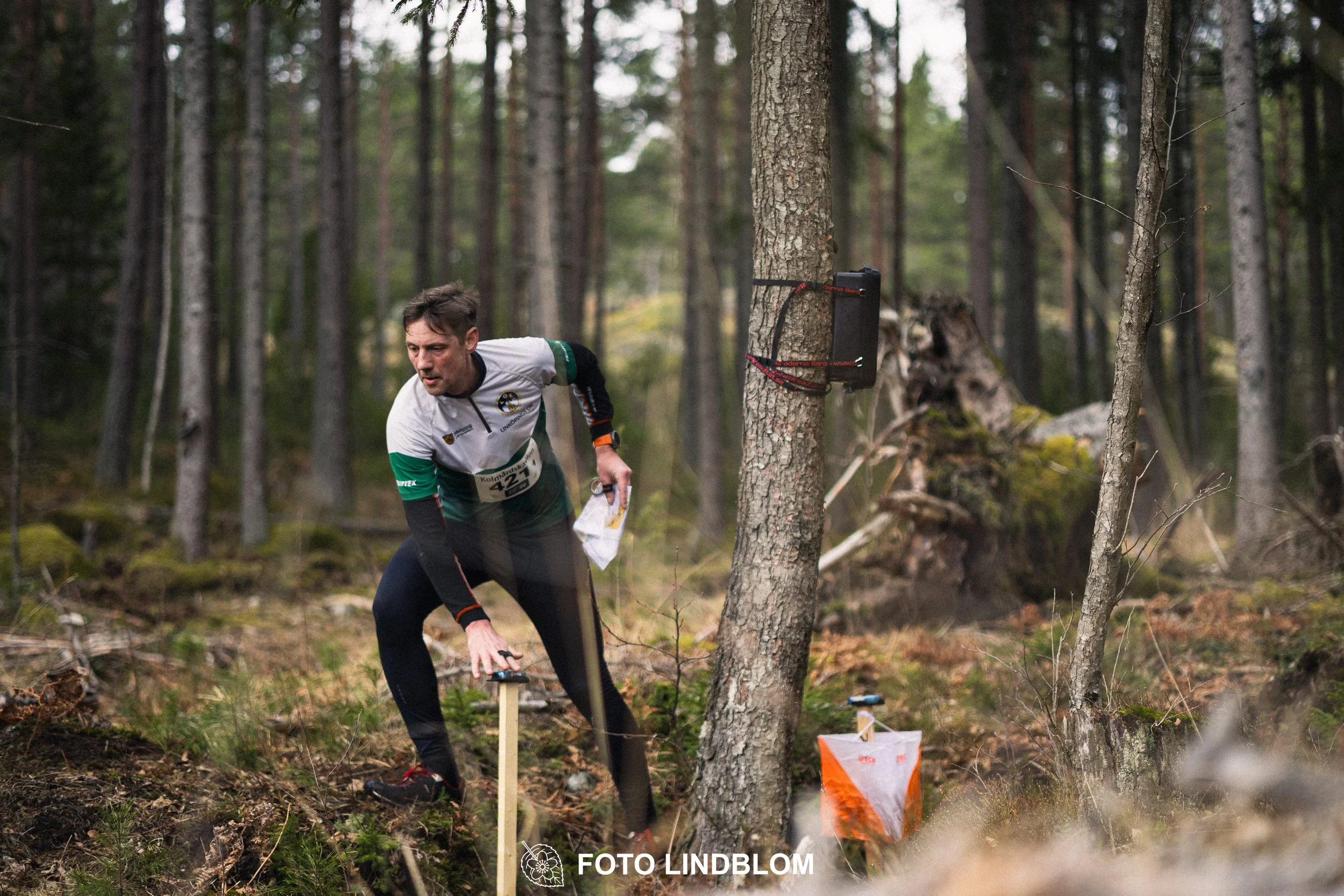 A scene from Kolmårdskavlen, the opening stage of the Swedish relay league 2026, captured by Foto Lindblom.
