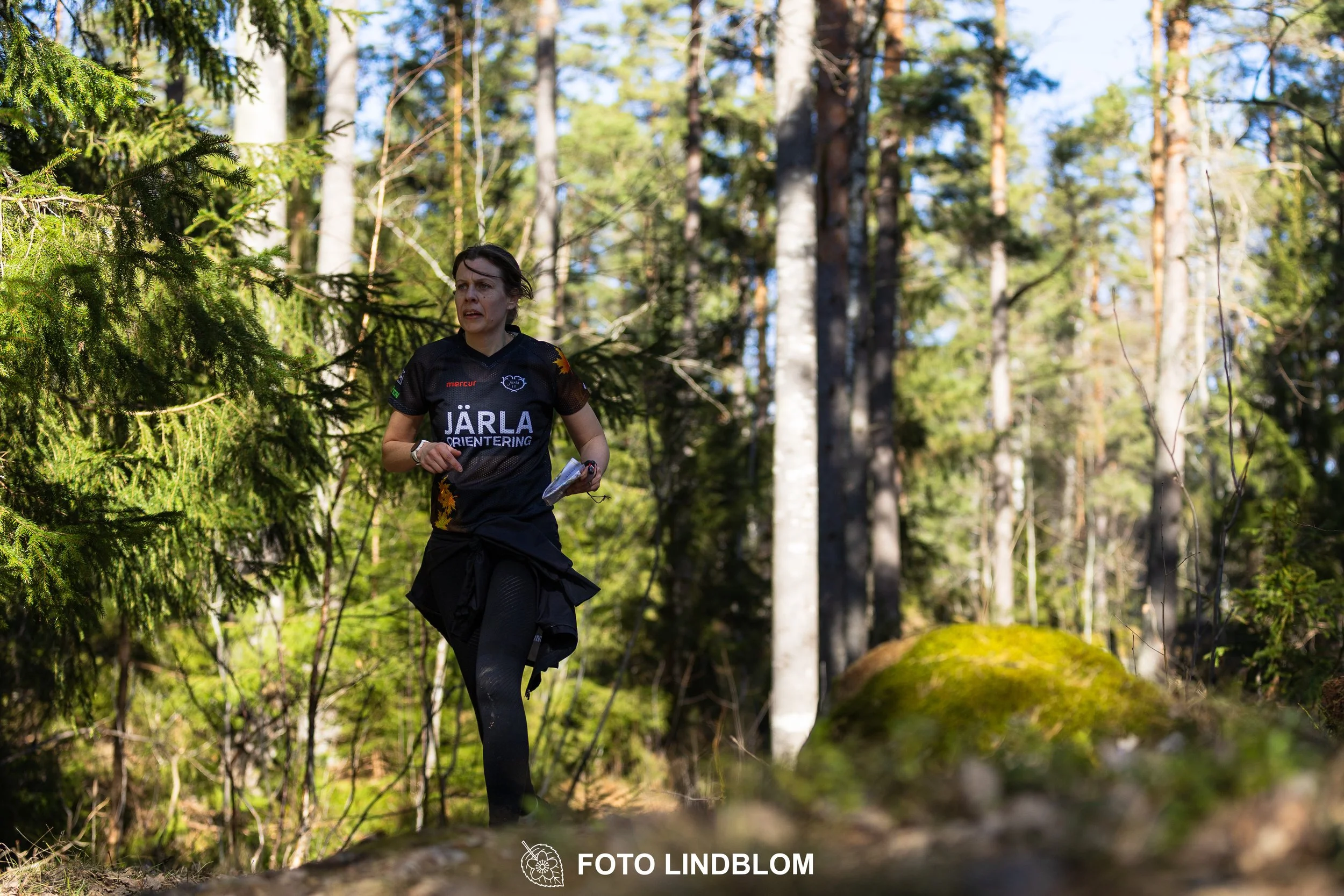 Forest relay orienteering at Måsenstafetten 2026, with teams competing in an endurance event, documented by Foto Lindblom.