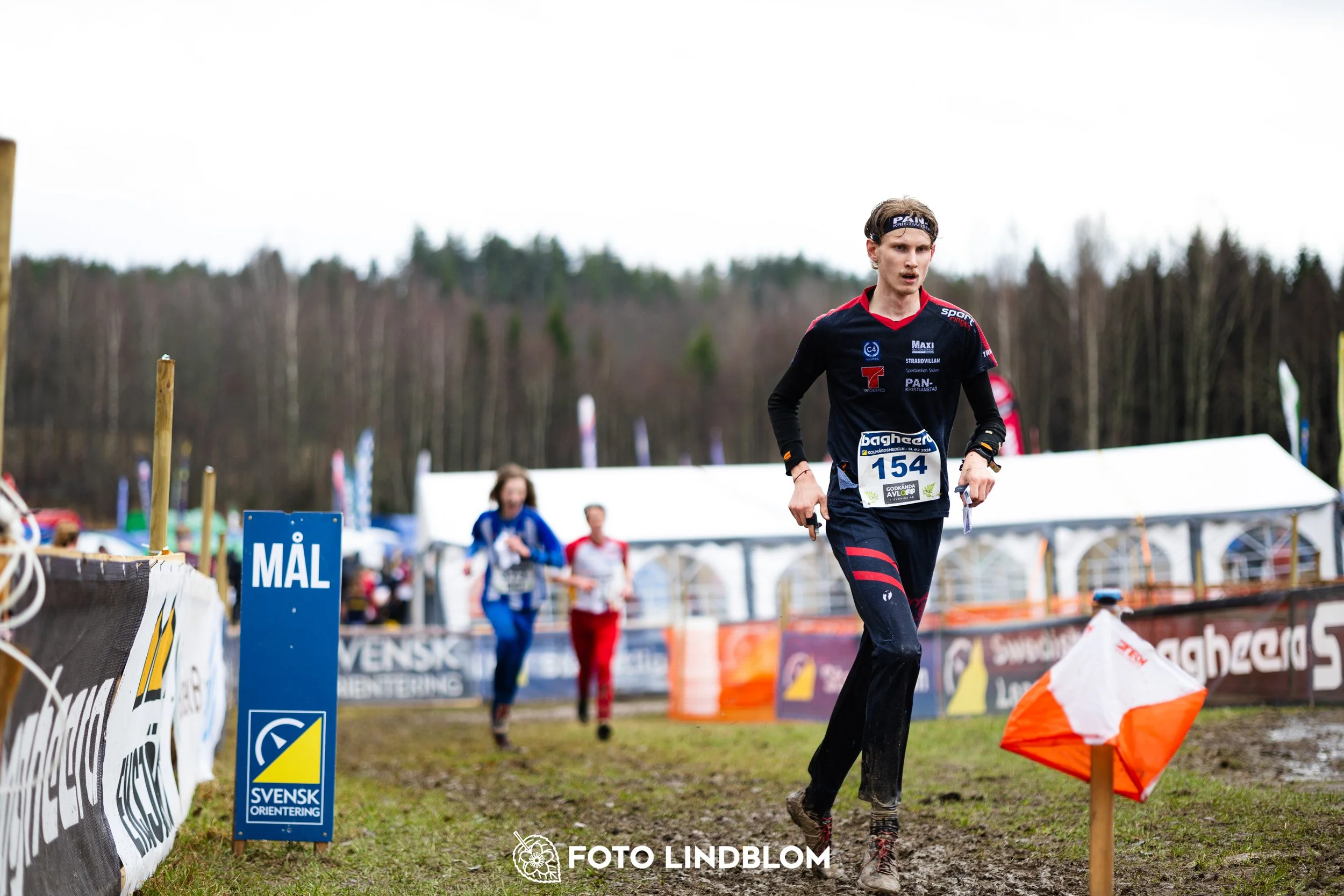 A moment from the 2026 Swedish League middle distance orienteering event in Kolmården, captured by Foto Lindblom.