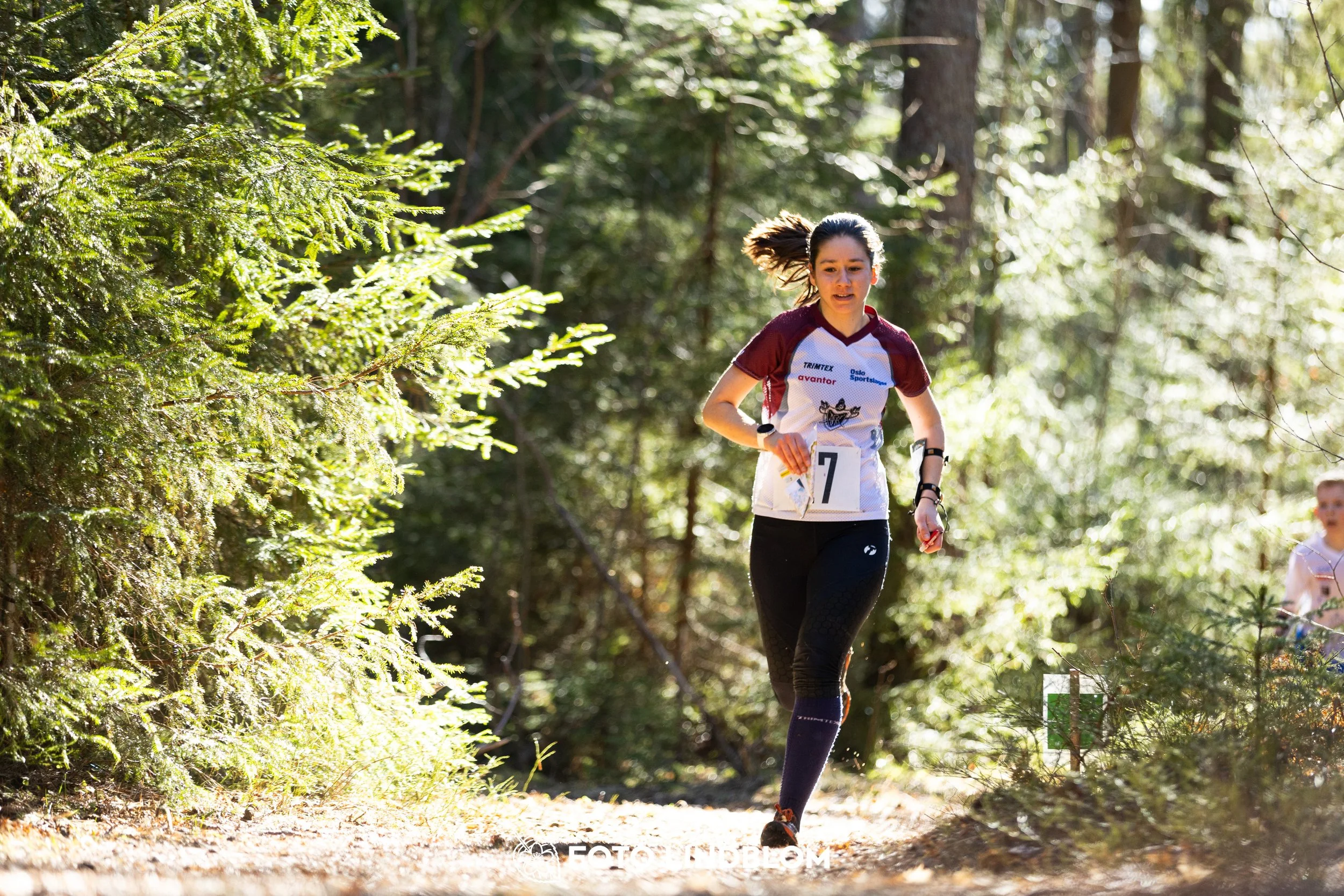 Photo of participants during the 2026 Nyköpingsorienteringen event in Sweden, taken in forest terrain by Foto Lindblom.