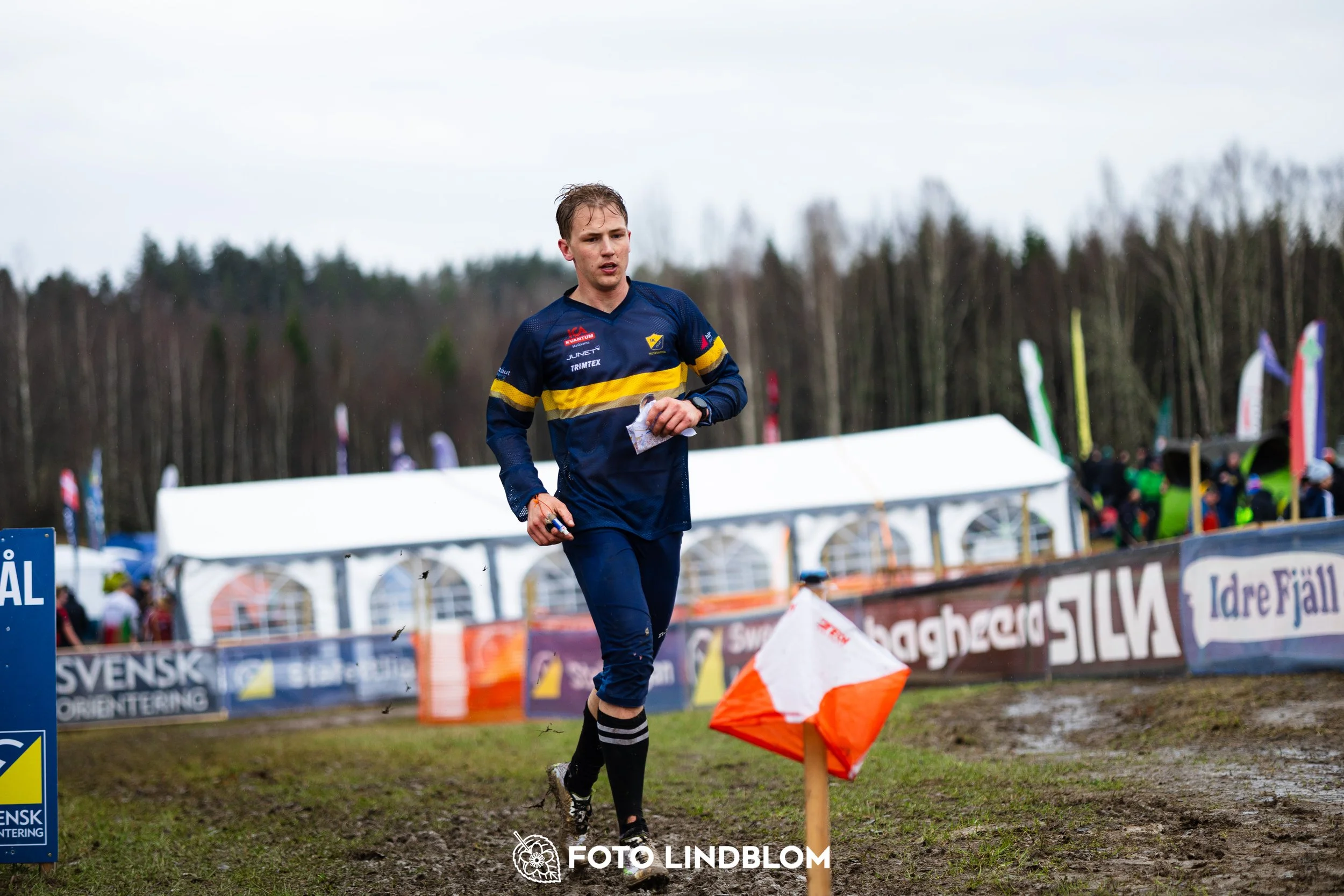 A moment from the 2026 Swedish League middle distance orienteering event in Kolmården, captured by Foto Lindblom.