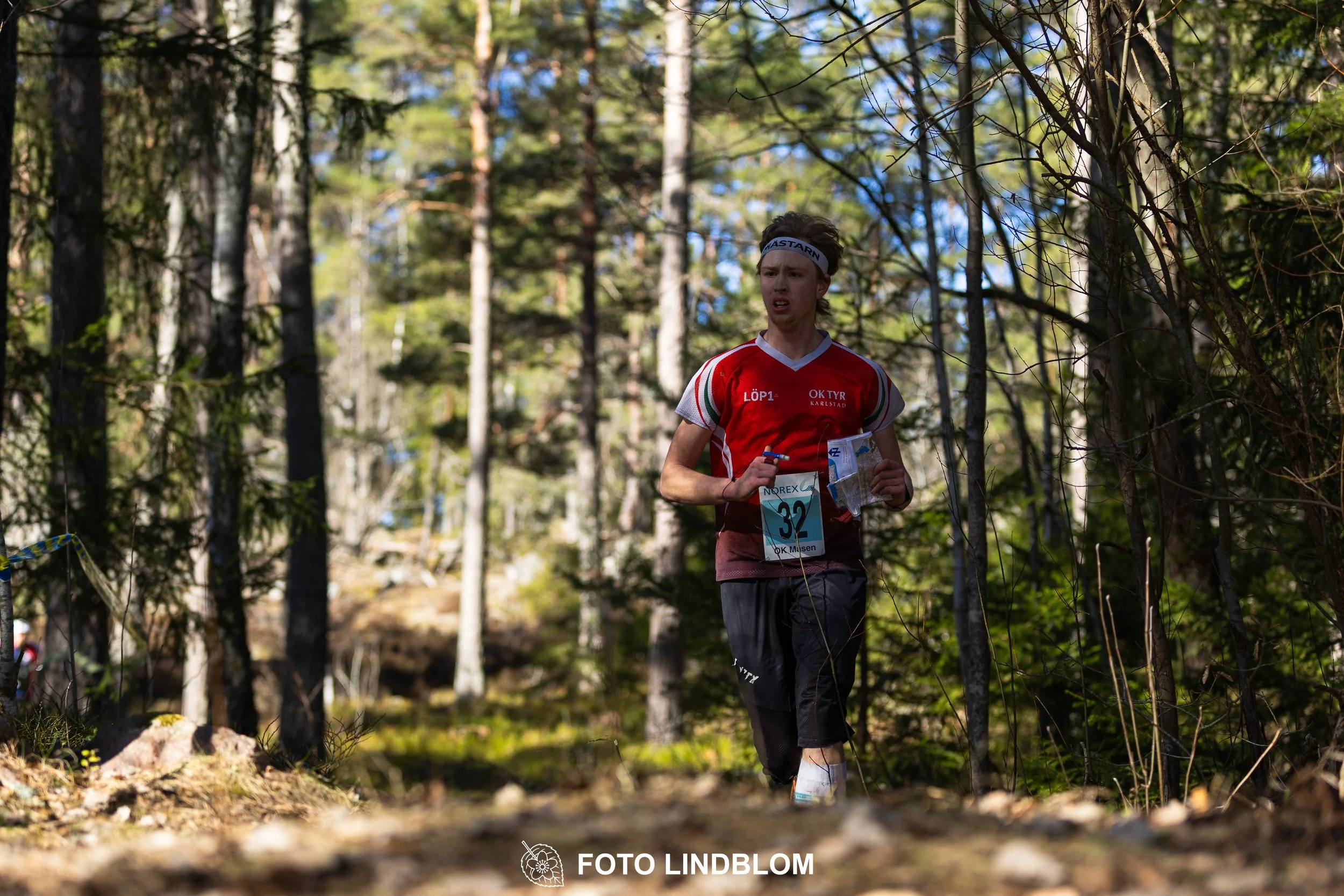 A relay-stage photo from Måsenstafetten 2026, featuring team-based orienteering competition, taken by Foto Lindblom.