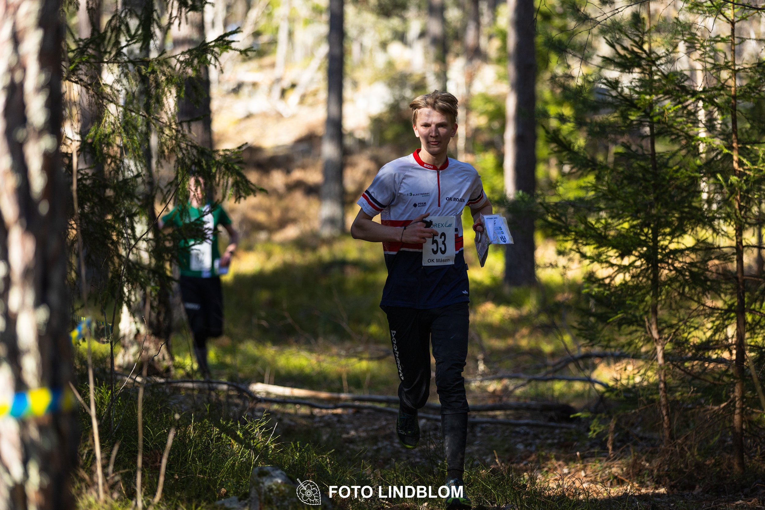 Photo of competitors during the Måsenstafetten 2026 team relay, taken in a wooded landscape by Foto Lindblom.