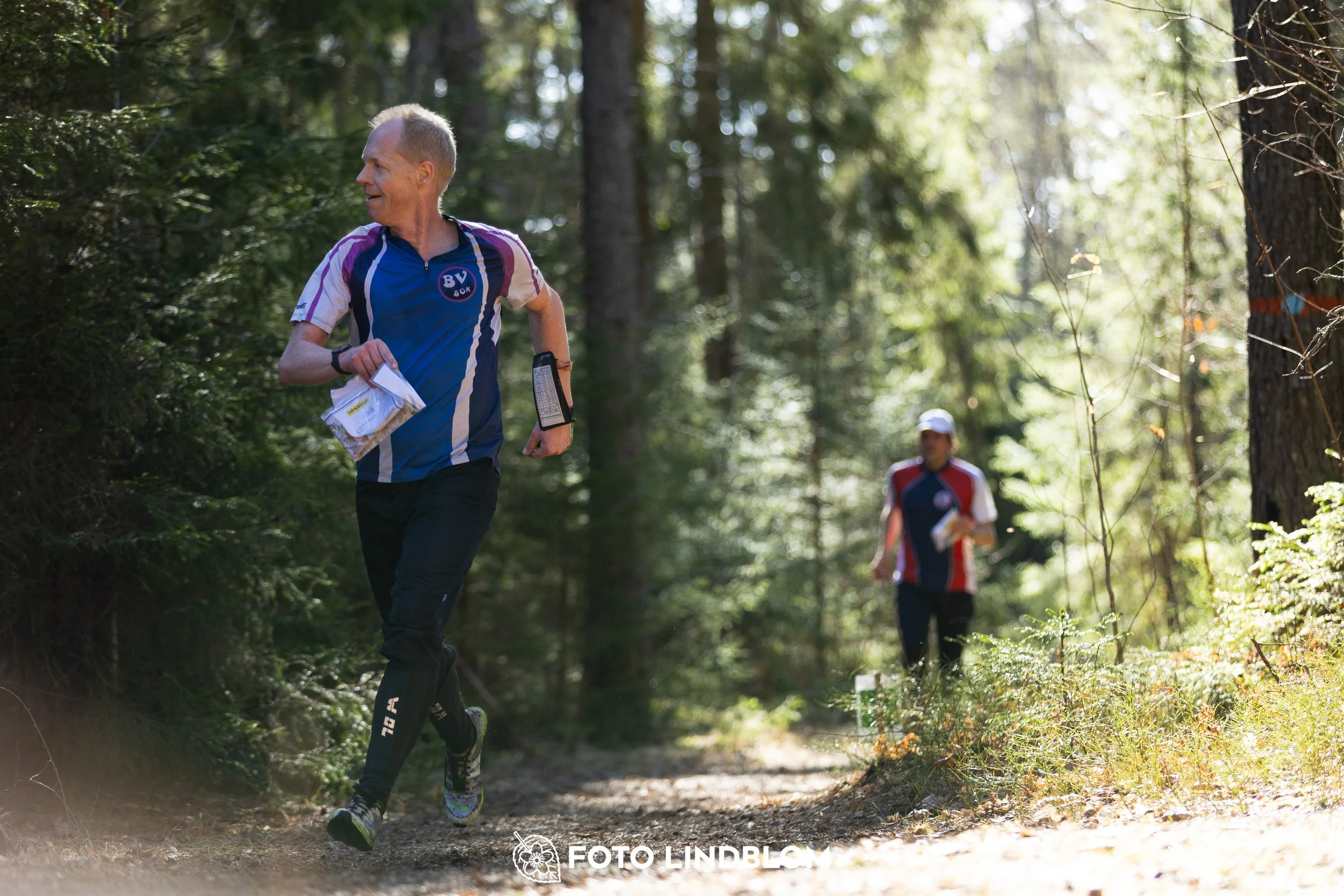 Forest orienteering action at Nyköpingsorienteringen 2026, documented in this photo by Foto Lindblom.