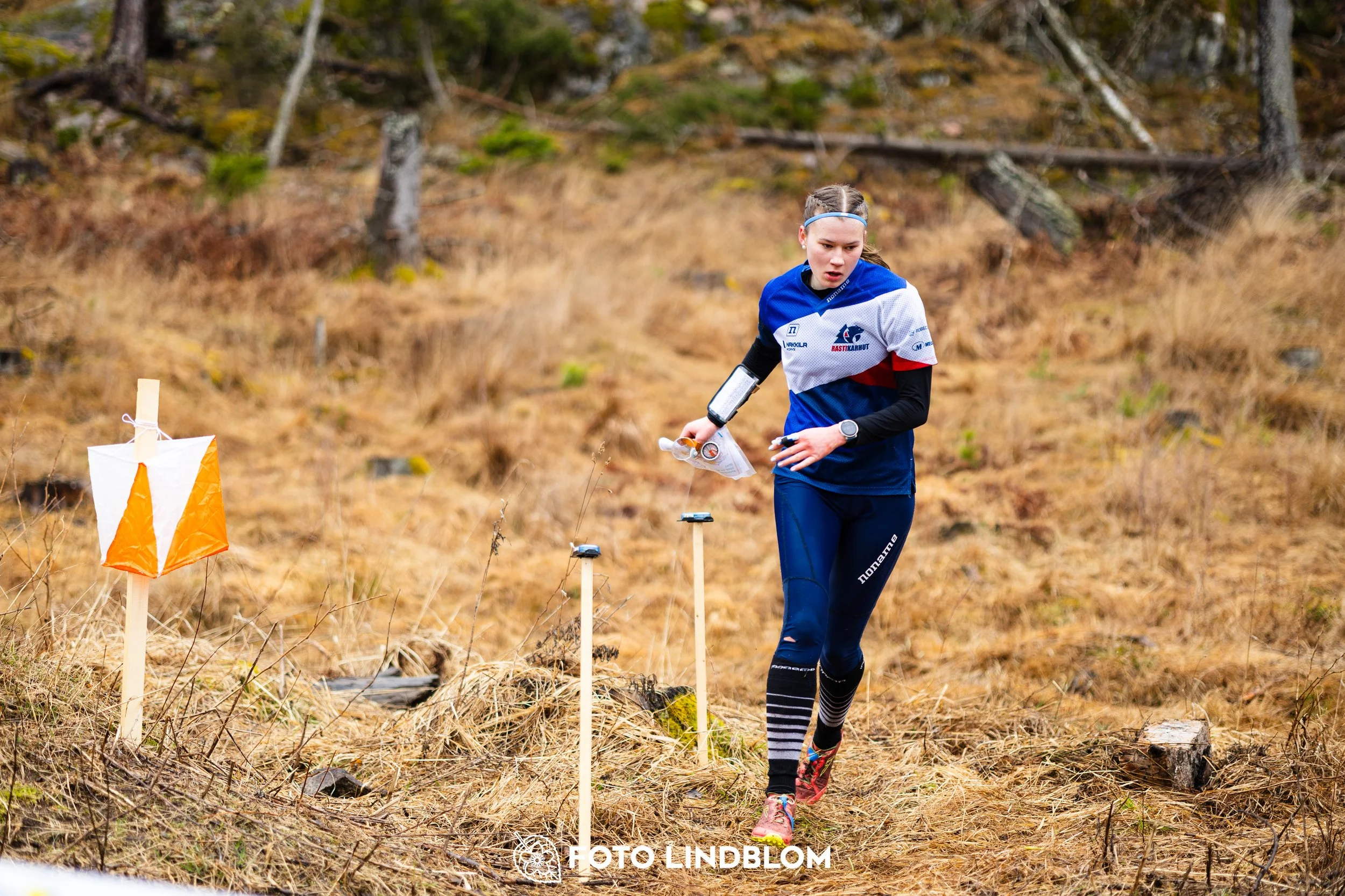 A photo from a Swedish orienteering league race in Kolmården during spring 2026, captured by Foto Lindblom.