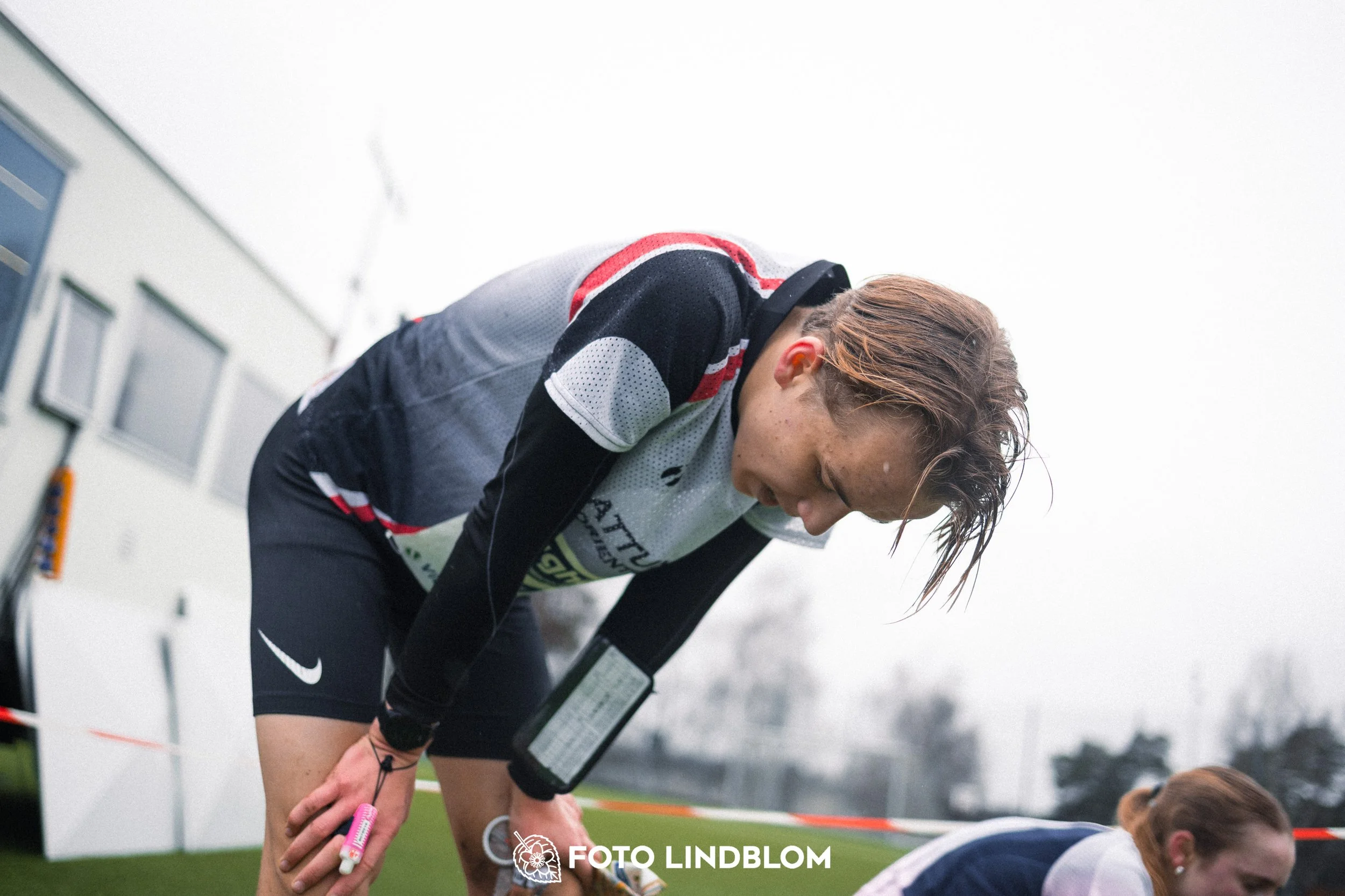 A moment from an urban orienteering race during the Swedish League event in Rinkeby Stockholm 2026, captured by Foto Lindblom.