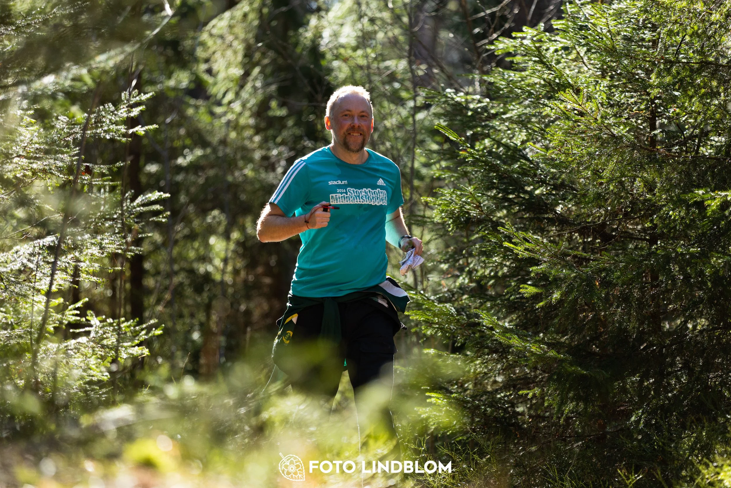 Photo of participants during the 2026 Nyköpingsorienteringen event in Sweden, taken in forest terrain by Foto Lindblom.