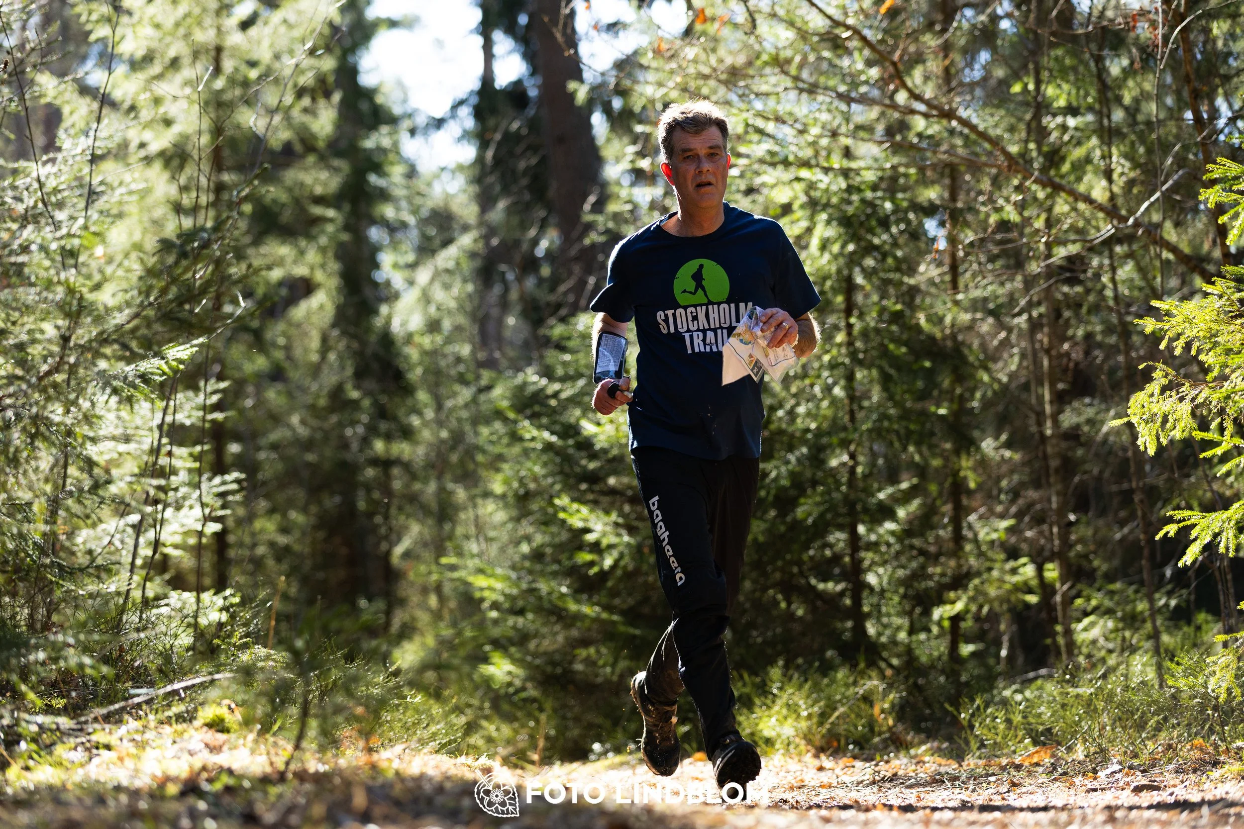 Forest orienteering action at Nyköpingsorienteringen 2026, documented in this photo by Foto Lindblom.