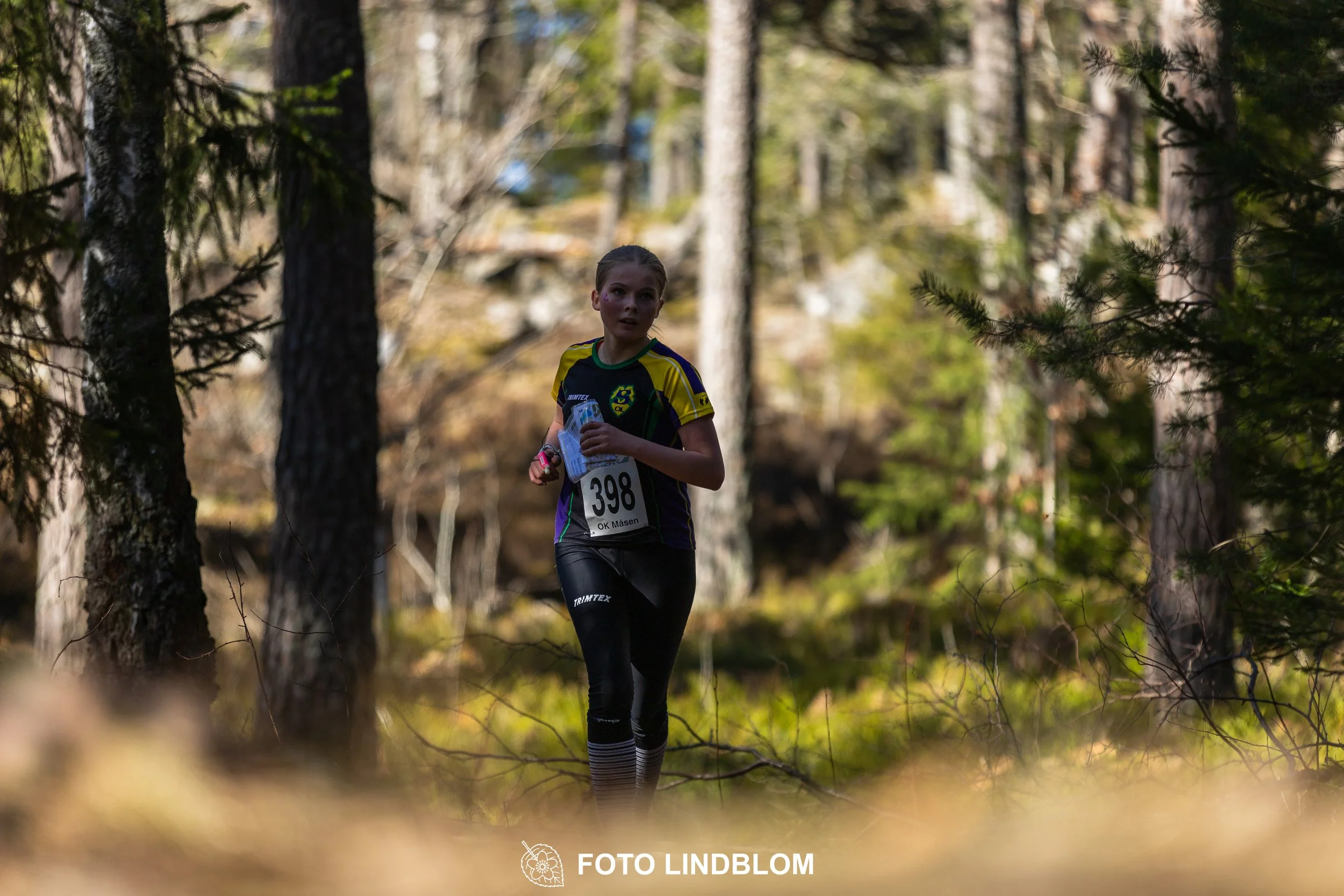 An image from the orienteering relay Måsenstafetten 2026, showing athletes in forest terrain, shot by Foto Lindblom.