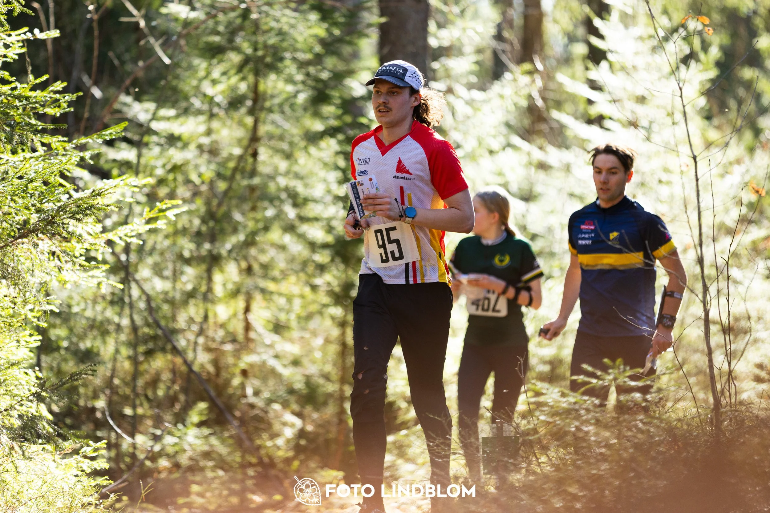Forest orienteering action at Nyköpingsorienteringen 2026, documented in this photo by Foto Lindblom.