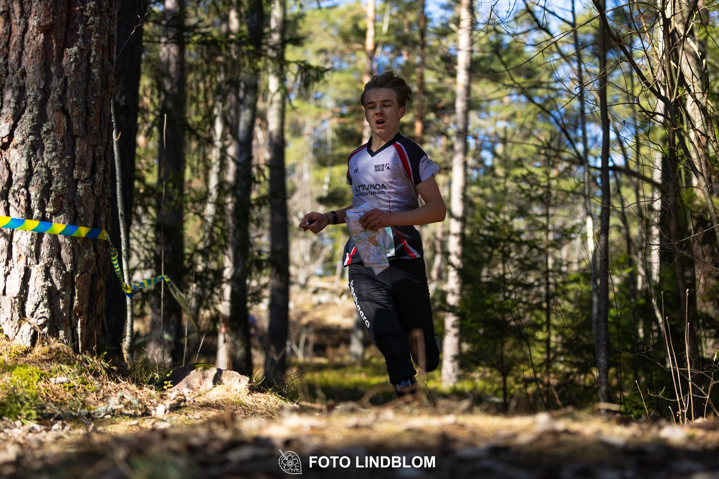 A relay-stage photo from Måsenstafetten 2026, featuring team-based orienteering competition, taken by Foto Lindblom.
