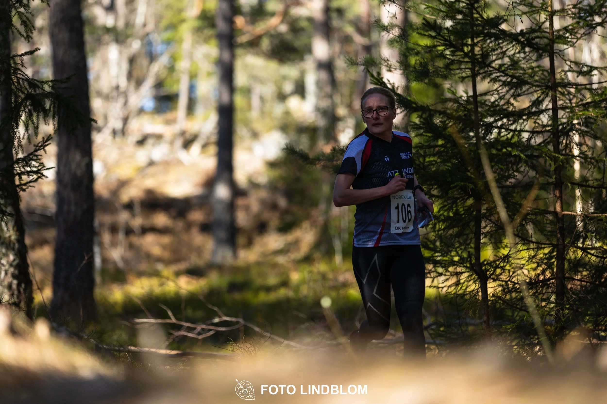 An image from the orienteering relay Måsenstafetten 2026, showing athletes in forest terrain, shot by Foto Lindblom.