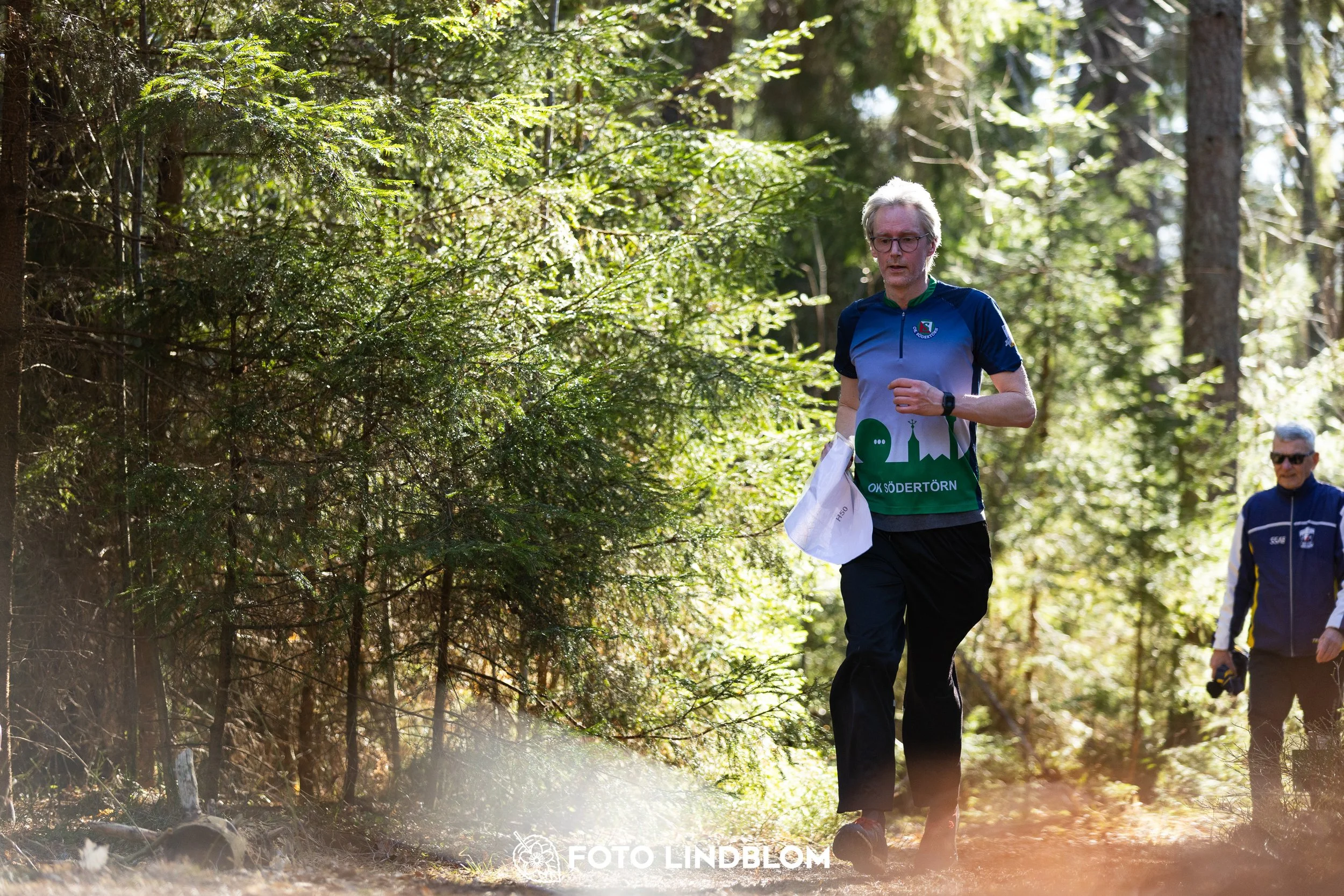 This picture shows competitors during Nyköpingsorienteringen 2026 navigating through forest terrain, photographed by Foto Lindblom.
