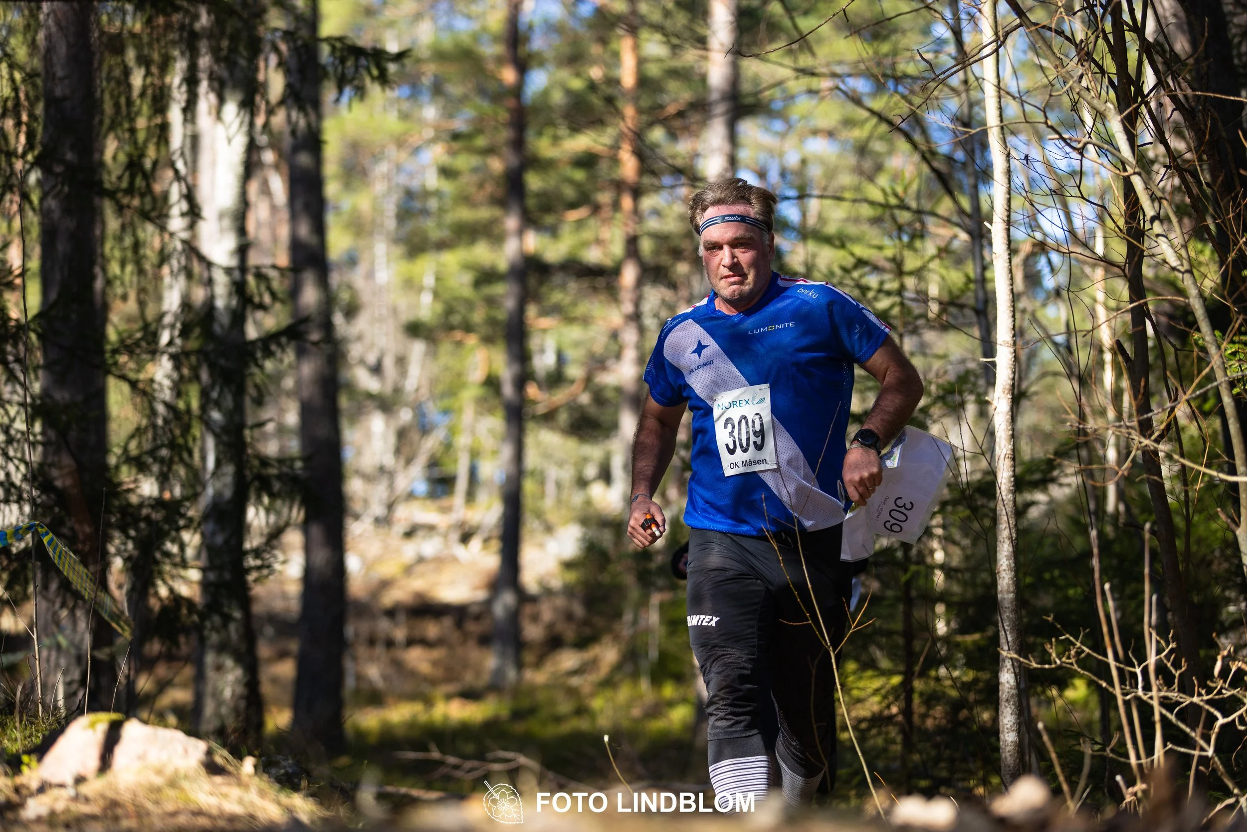 Team relay action at Måsenstafetten 2026, an orienteering competition in forest terrain, photographed by Foto Lindblom.